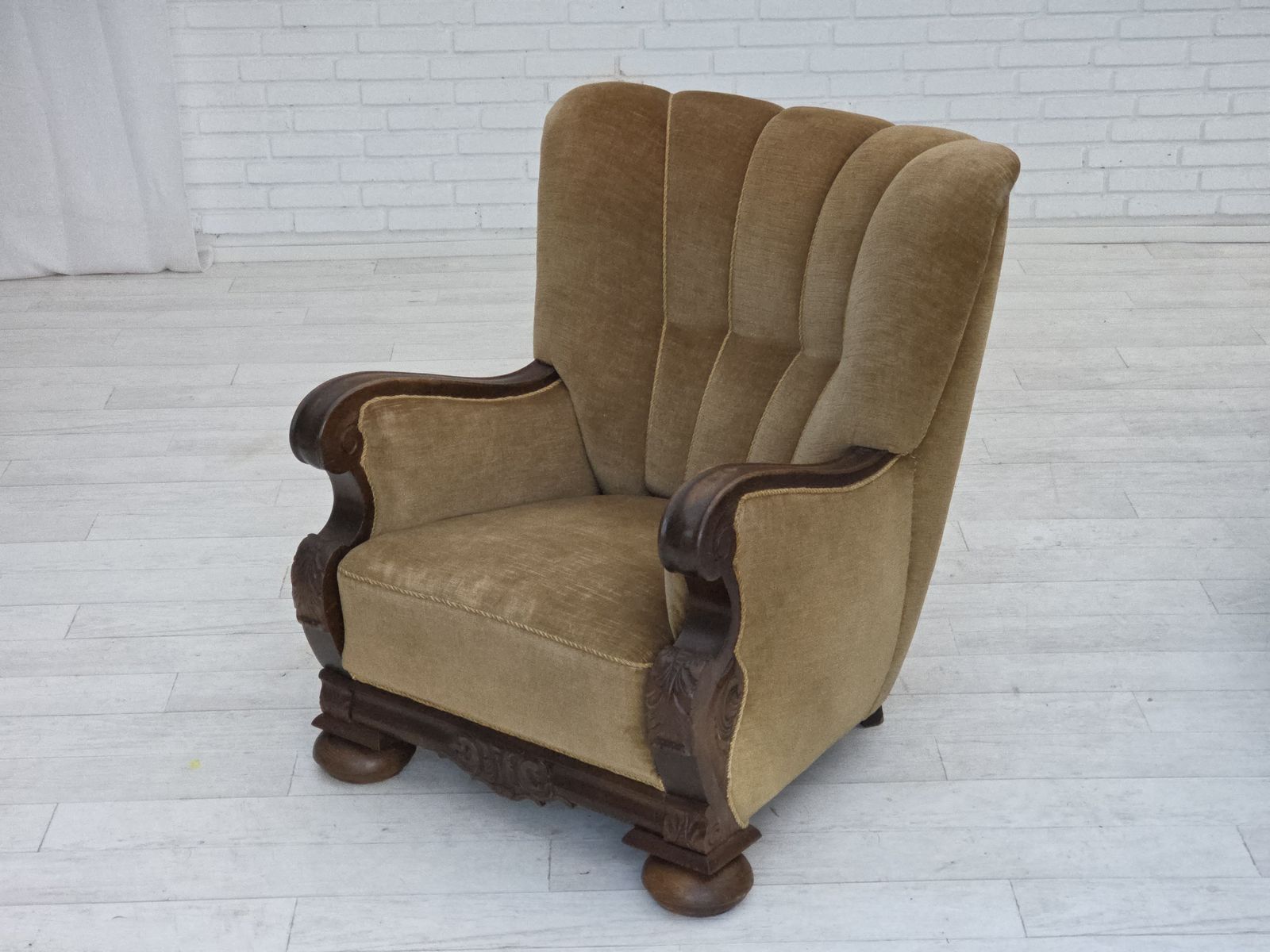 photo vintage 1960s, Danish Relax Chair, Original Green Furniture Velour, Carved Oak Wood.