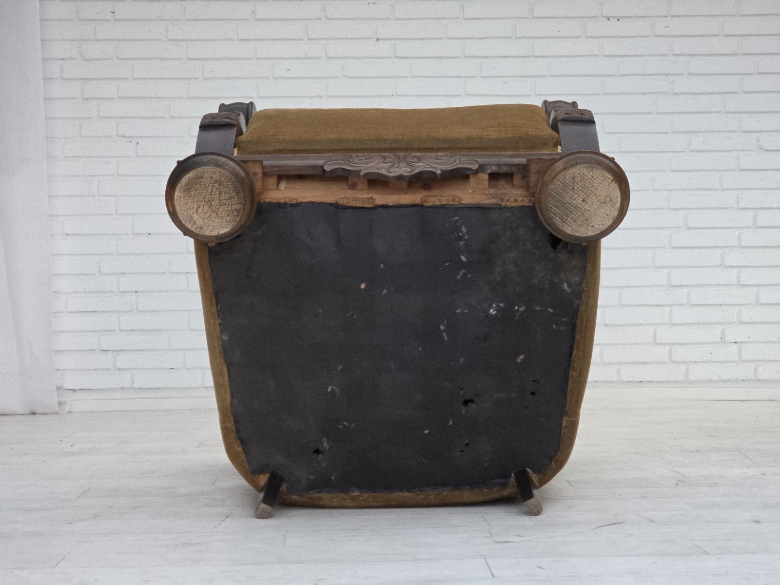 Ca. Jaren 1960, Deense Fauteuil, Groen Meubelvelours, Gesneden Eikenhout. photo buy