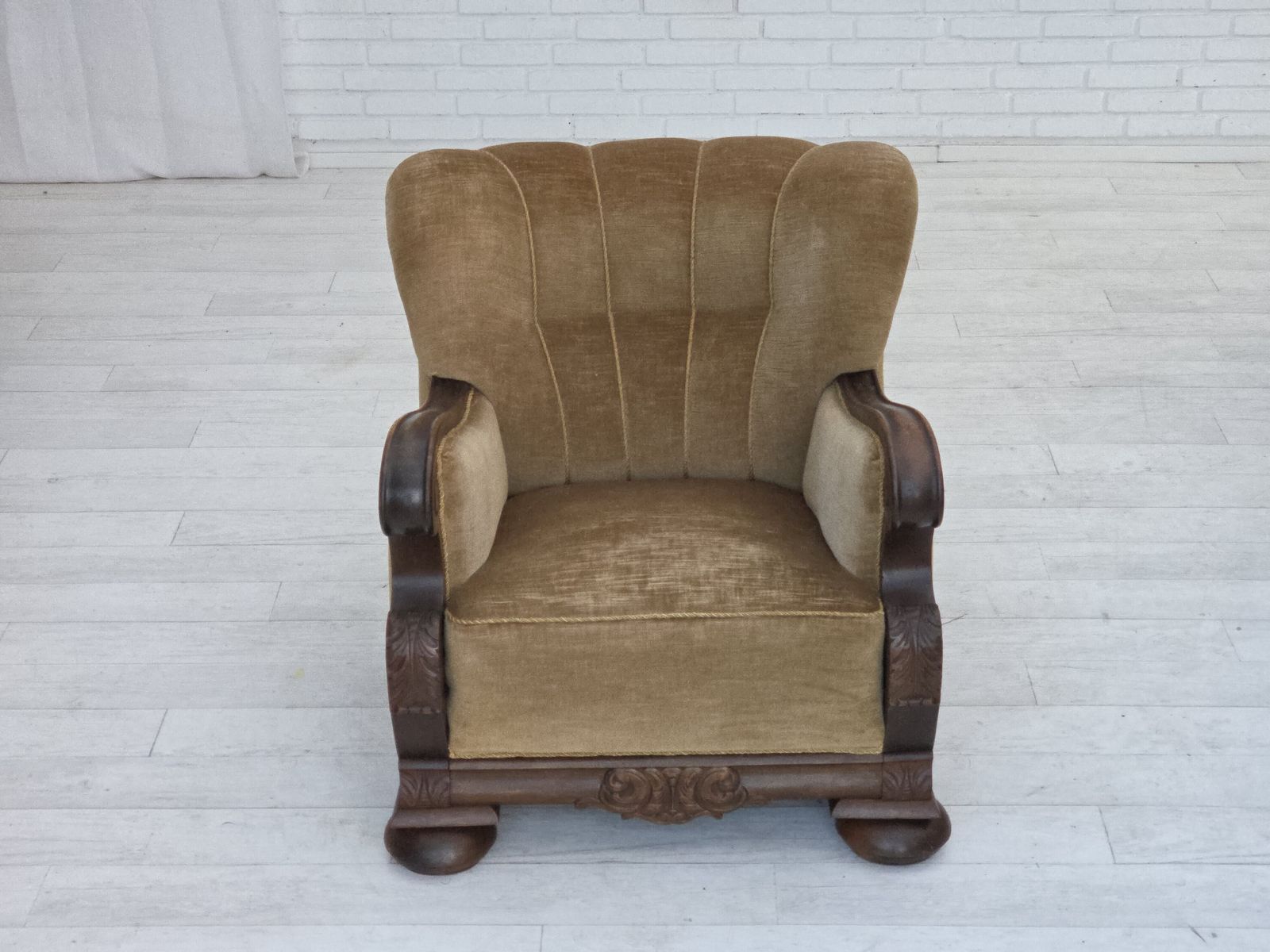 photo vintage Ca. Jaren 1960, Deense Fauteuil, Groen Meubelvelours, Gesneden Eikenhout.