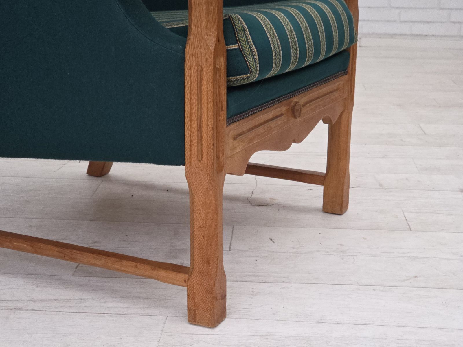 photo vintage 1970s, Danish Armchair, Furniture Wool, Solid Oak Wood.