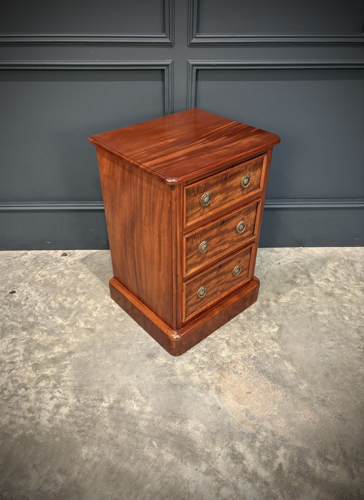 photo furniture Pair Of Victorian Mahogany Bedside Chests