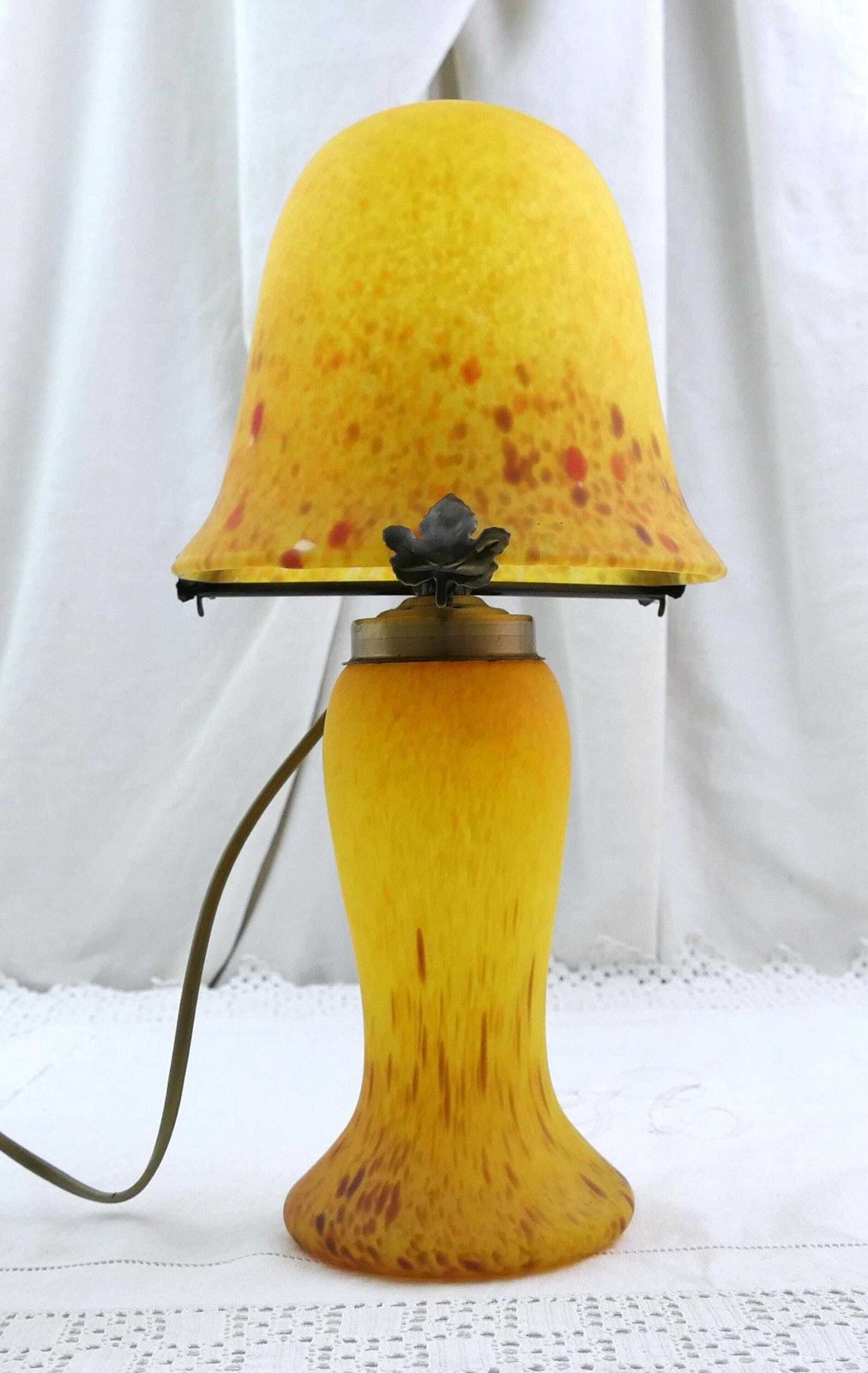 Vintage Franse Art Deco Stijl Paddenstoellamp In Gekleurd Geel En Rood Persglas, Retro Tafellamp Uit De Jaren 1980 photo furniture