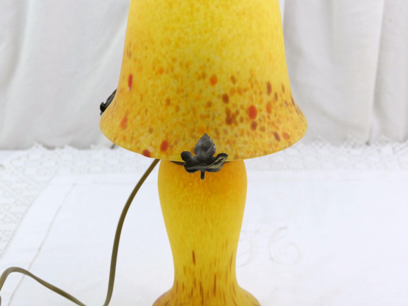 Vintage Franse Art Deco Stijl Paddenstoellamp In Gekleurd Geel En Rood Persglas, Retro Tafellamp Uit De Jaren 1980 photo Verlichting