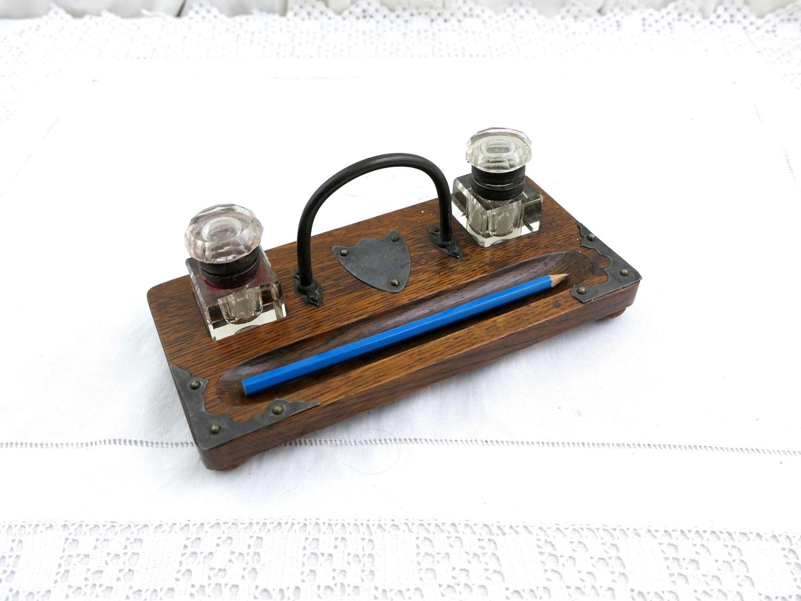 Antiek Engels eiken inktstelletje met pennenhouder, draaggreep en helder glas – toebehoord aan Ck Aicher – retro stijl, kantoorobject uit Engeland