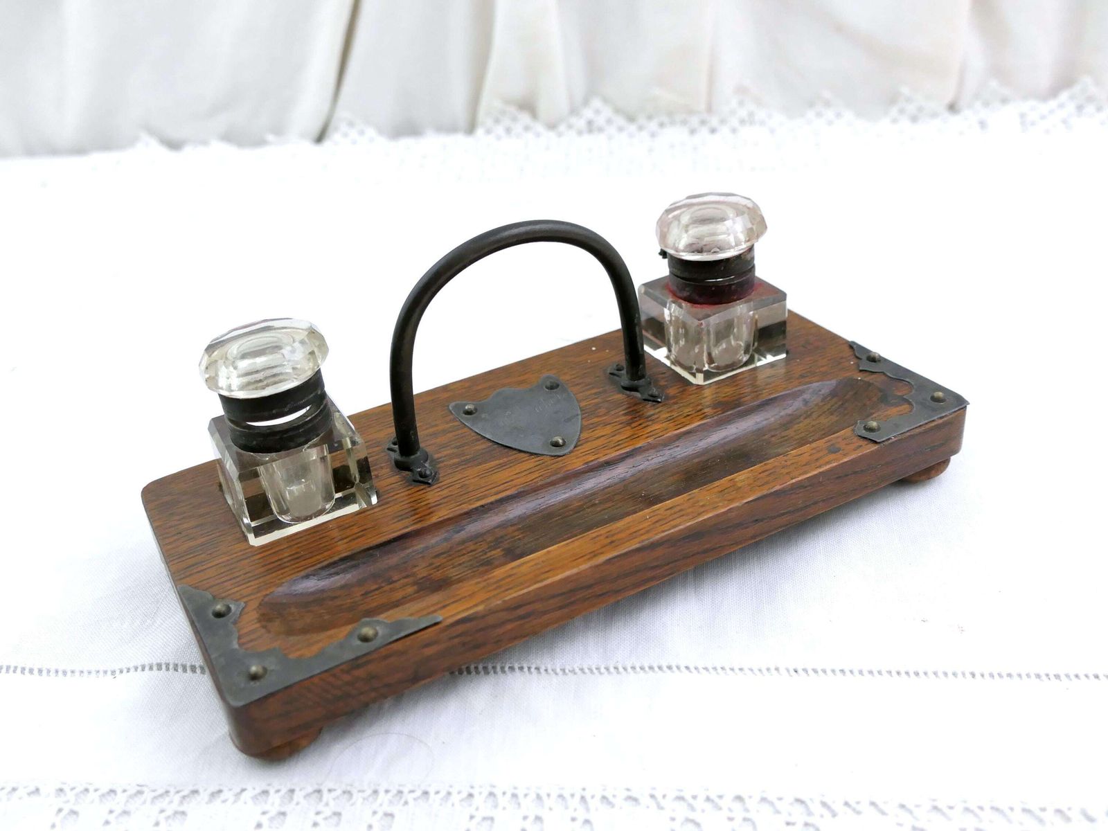 Antiek Engels eiken inktstelletje met pennenhouder, draaggreep en helder glas – toebehoord aan Ck Aicher – retro stijl, kantoorobject uit Engeland photo for sale