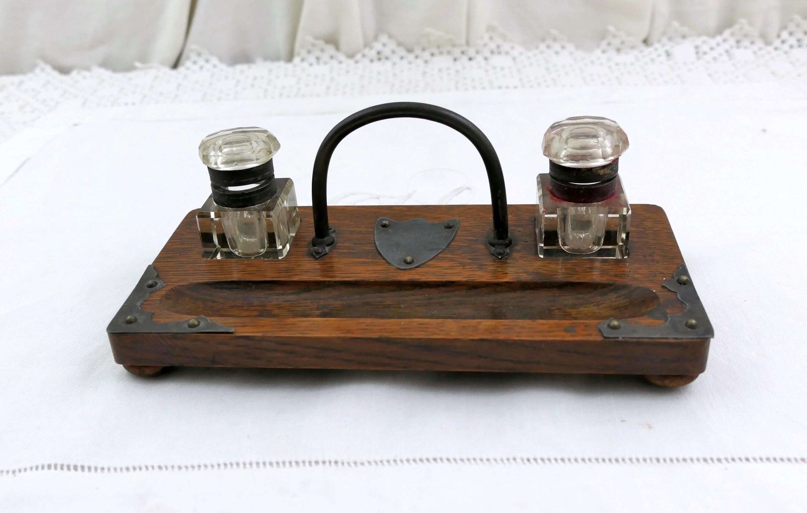 Antiek Engels eiken inktstelletje met pennenhouder, draaggreep en helder glas – toebehoord aan Ck Aicher – retro stijl, kantoorobject uit Engeland photo Woonaccessoires