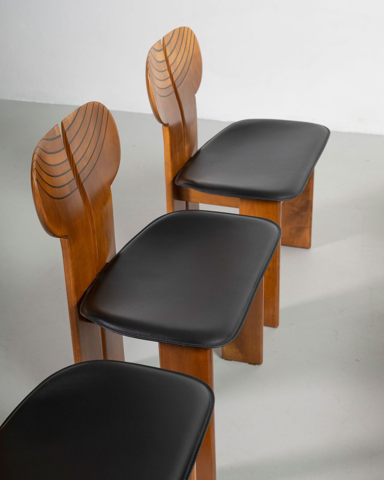 Tobia Scarpa Set Of Eight Africa Chairs In Walnut And Leather By Maxalto 70s photo vintage