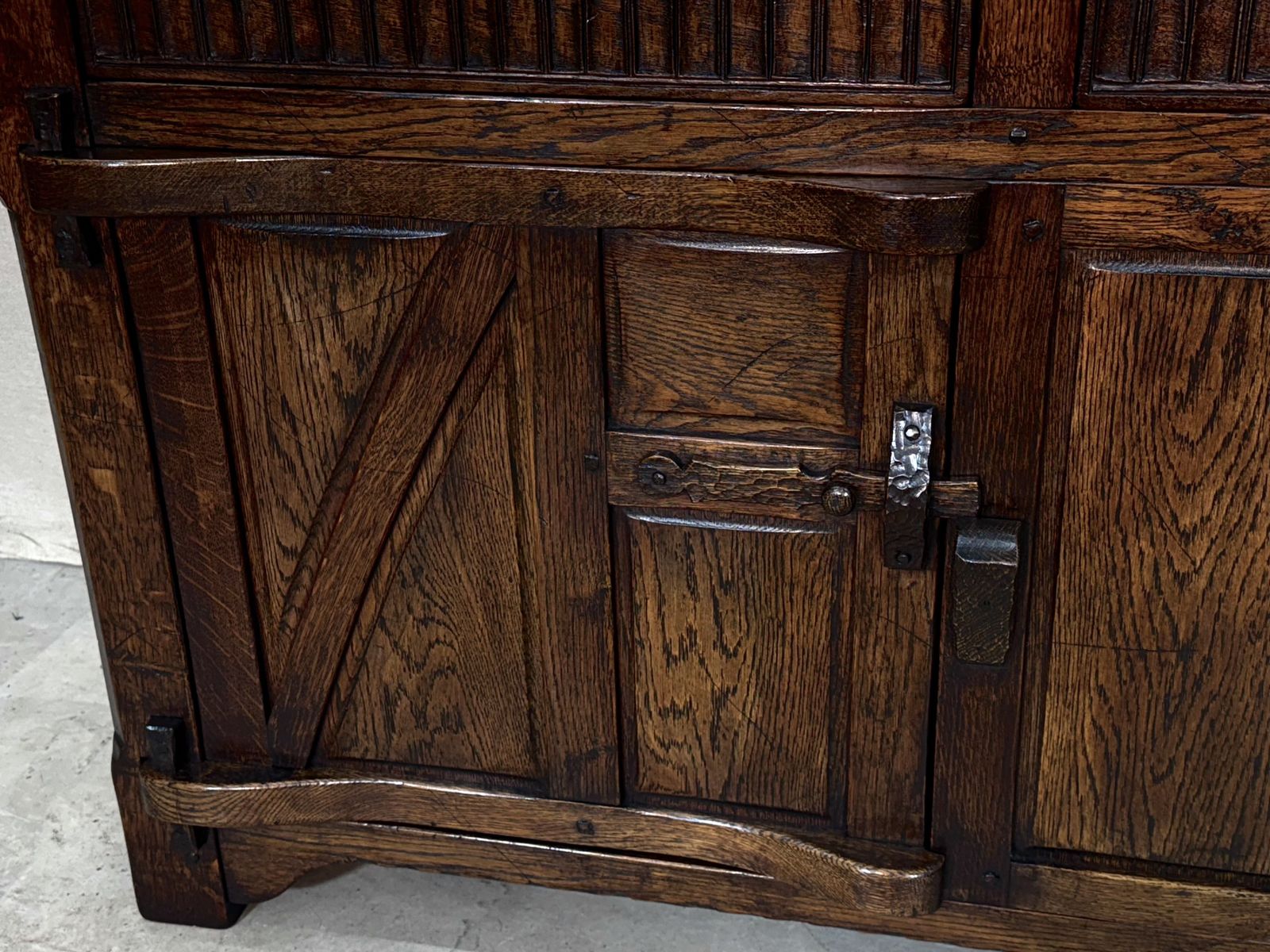 photo vintage A Nigel Rupert Griffiths Monastic Carved Oak Dresser Base / Sideboard / Cabinet / Cupboard