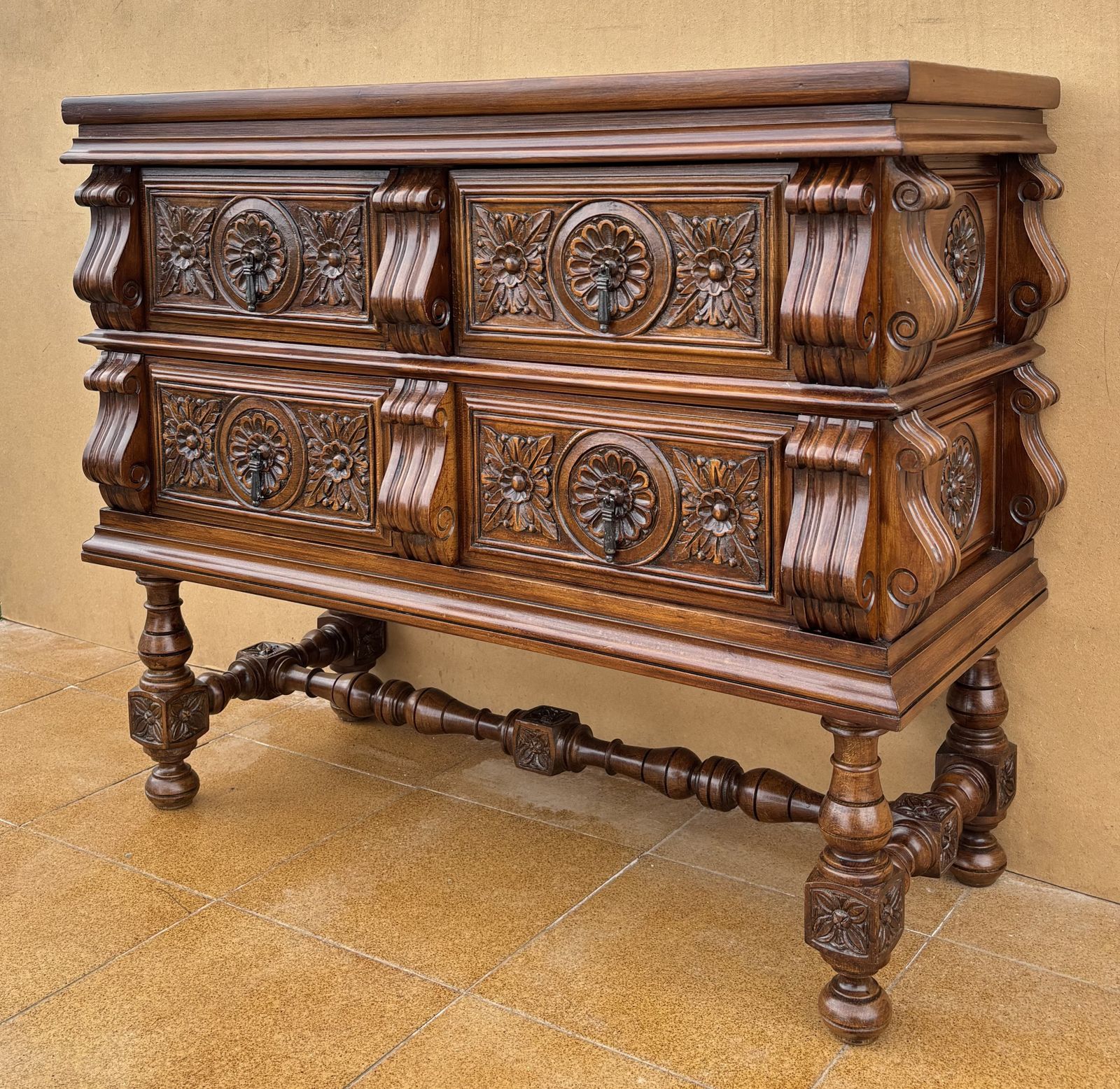 photo furniture Spaanse Baroque Revival Ladekast In Walnoot, Eind 19e Eeuw