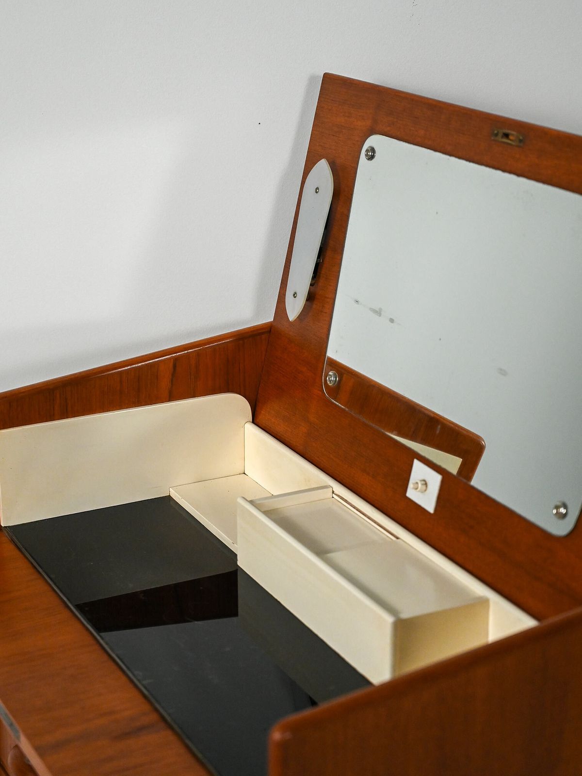 photo furniture Scandinavian Teak Dressing Table With Chest Of Drawers From The 1950s And 1960s