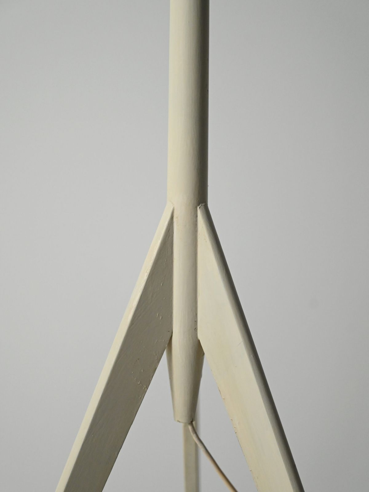 Scandinavian Tripod Floor Lamp In White Lacquered Wood photo 700.0