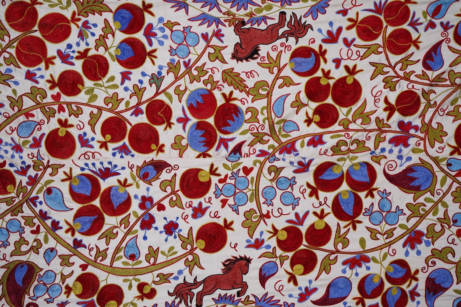 Suzani Tapestry – White Base With Horse And Pomegranate Motifs 3'2'' X 6' photo vinterior