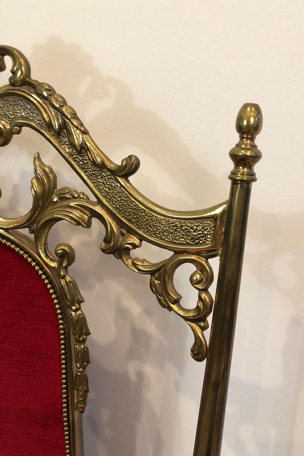 photo vintage Set Of 4 Brass And Red Velvet Chairs