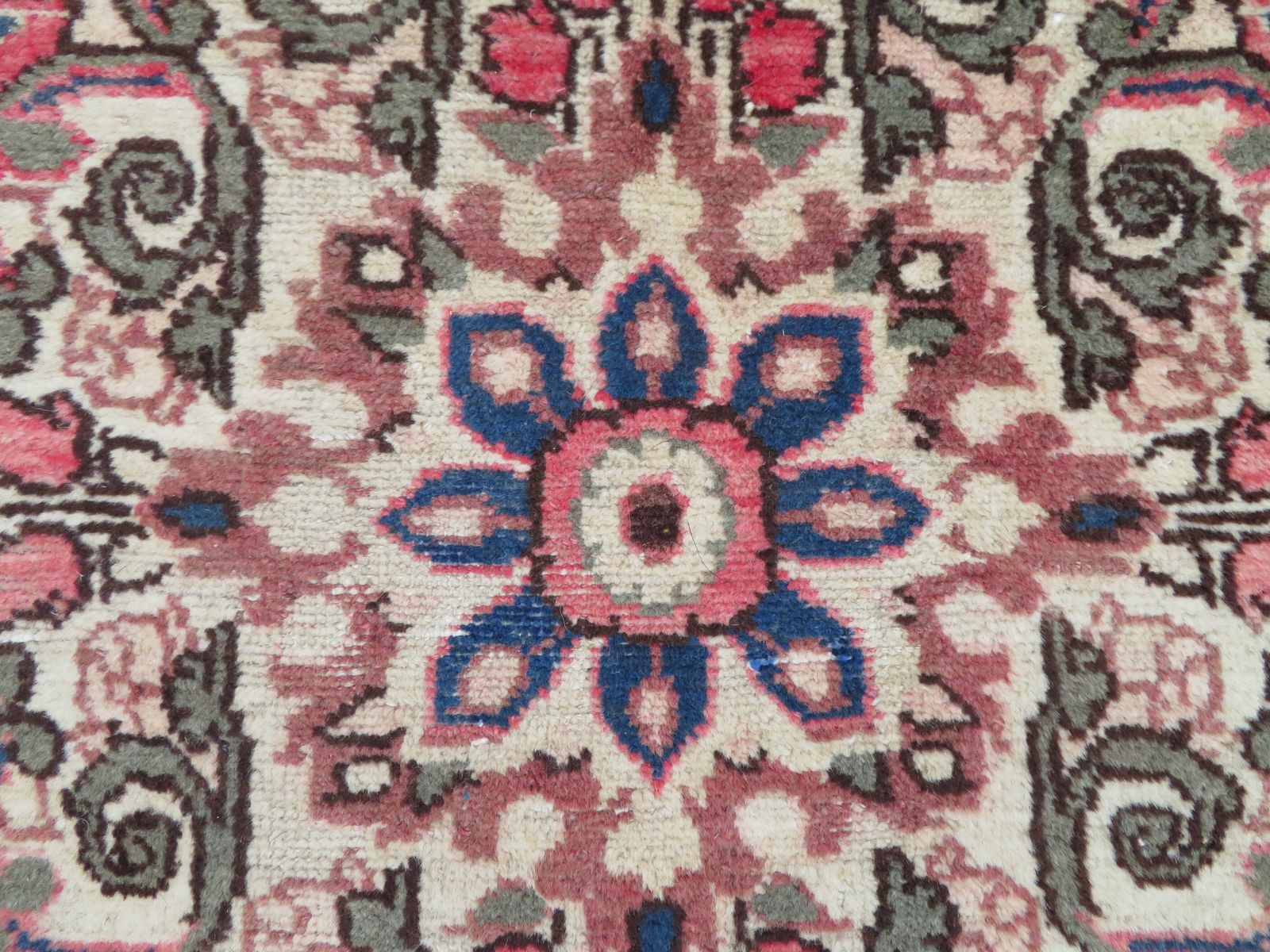 Large Hamadan Rug. 260cm X 153cm. Pretty Pink Ground photo Textiles