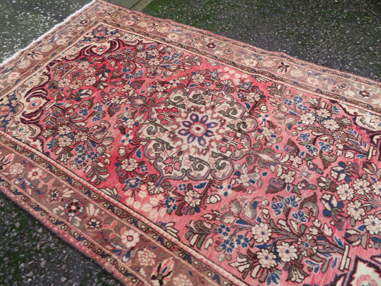 Large Hamadan Rug. 260cm X 153cm. Pretty Pink Ground photo 375.0