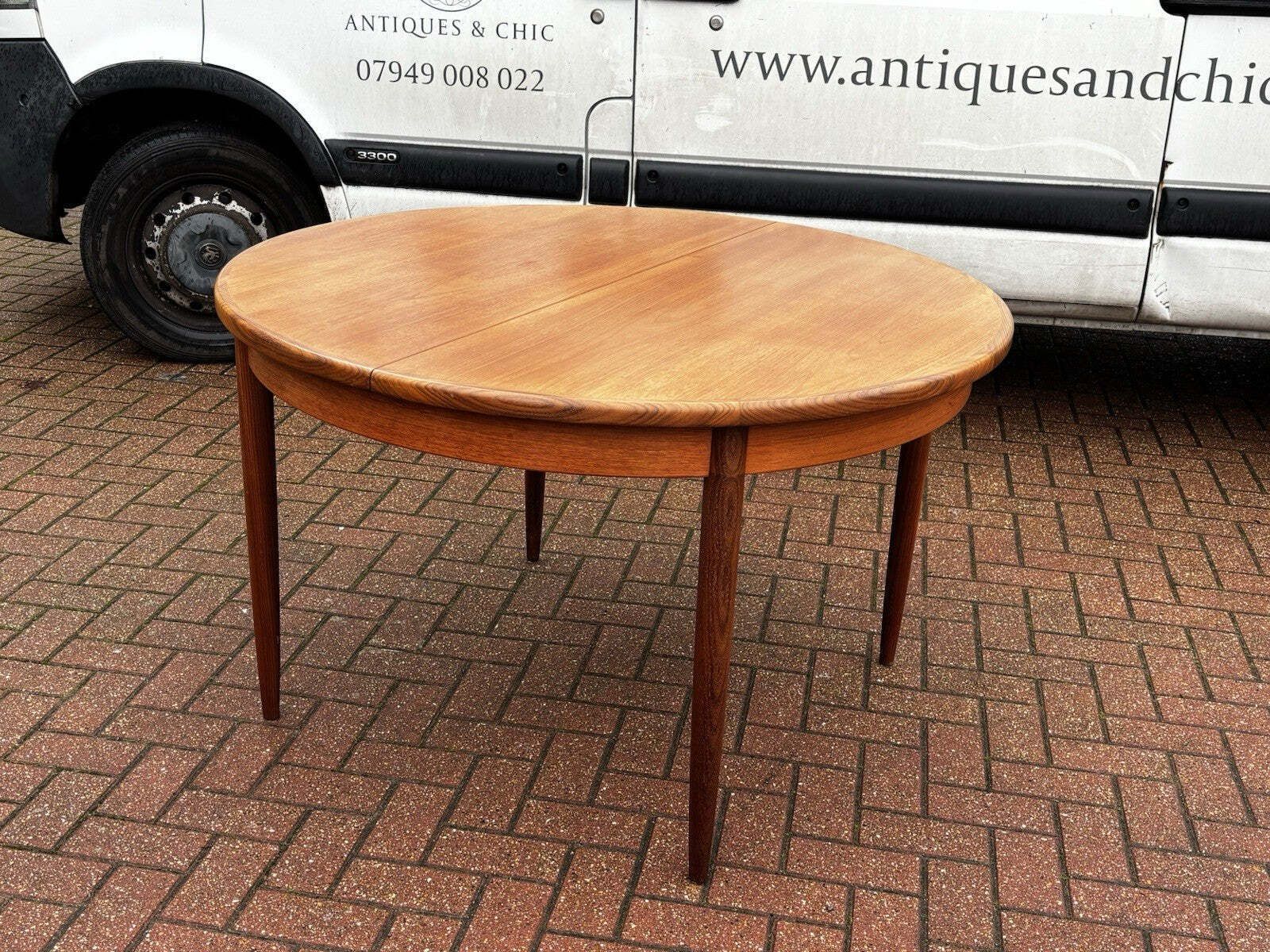 photo vintage Mid Century G Plan Circular Extending Dining Table & 4 G Plan Dining Chairs