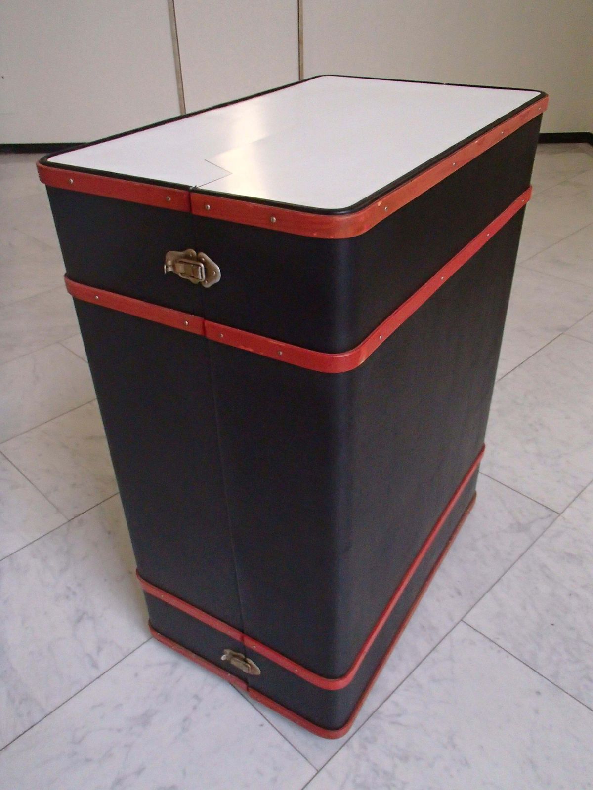 photo vinterior Modern Trunk Bar Black And Red With Sink Inside On Wheels