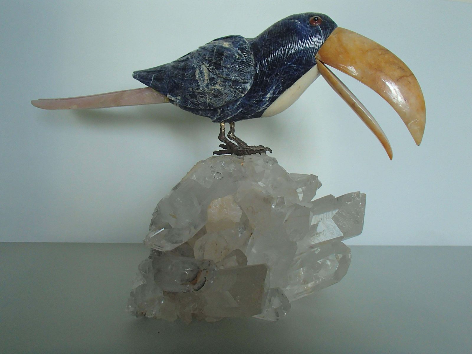 photo vinterior Tucan Sitting On A Cristall Made Of Sodalith And Rose Quarz
