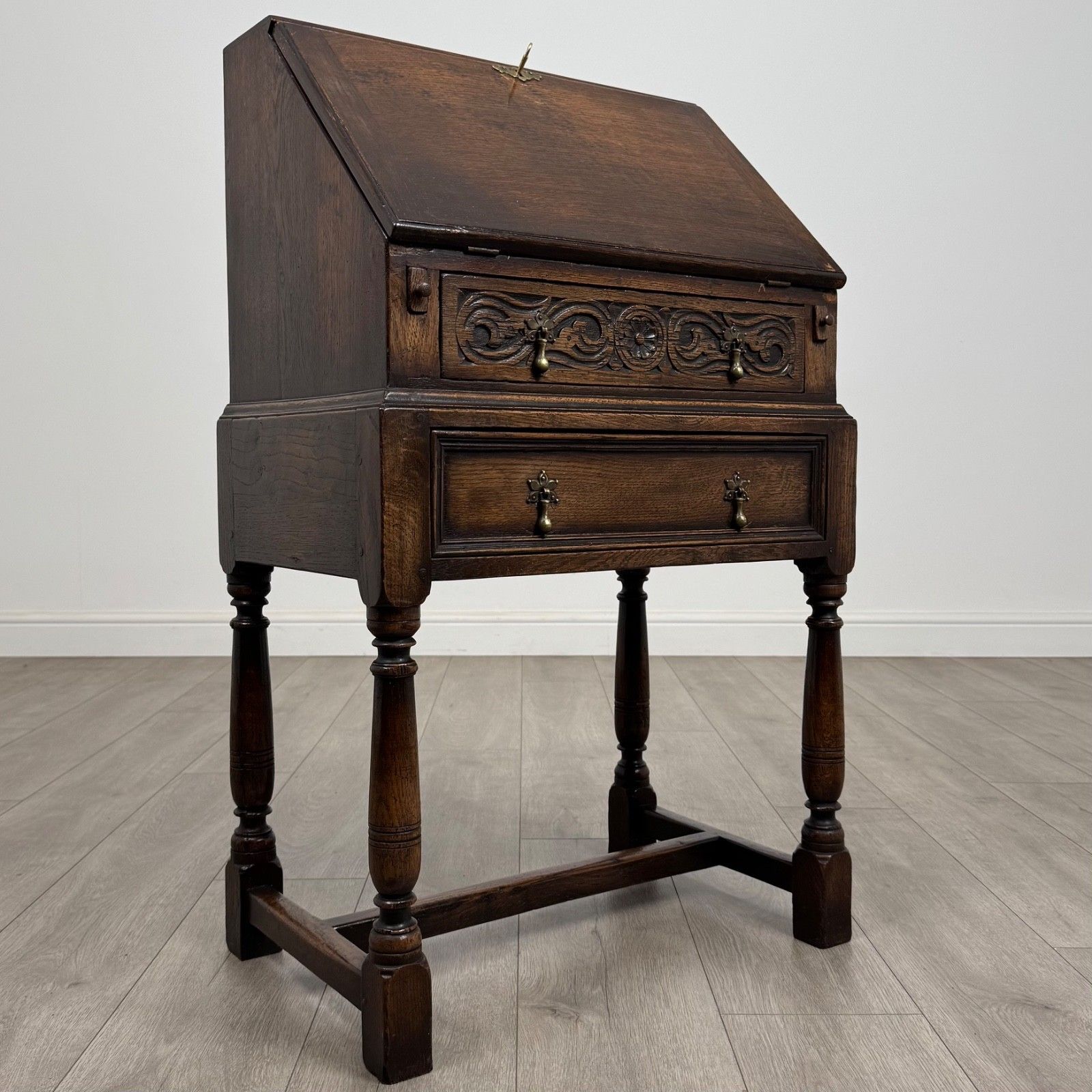 photo furniture Antique 20th Century Fine Quality Small Oak Bureau