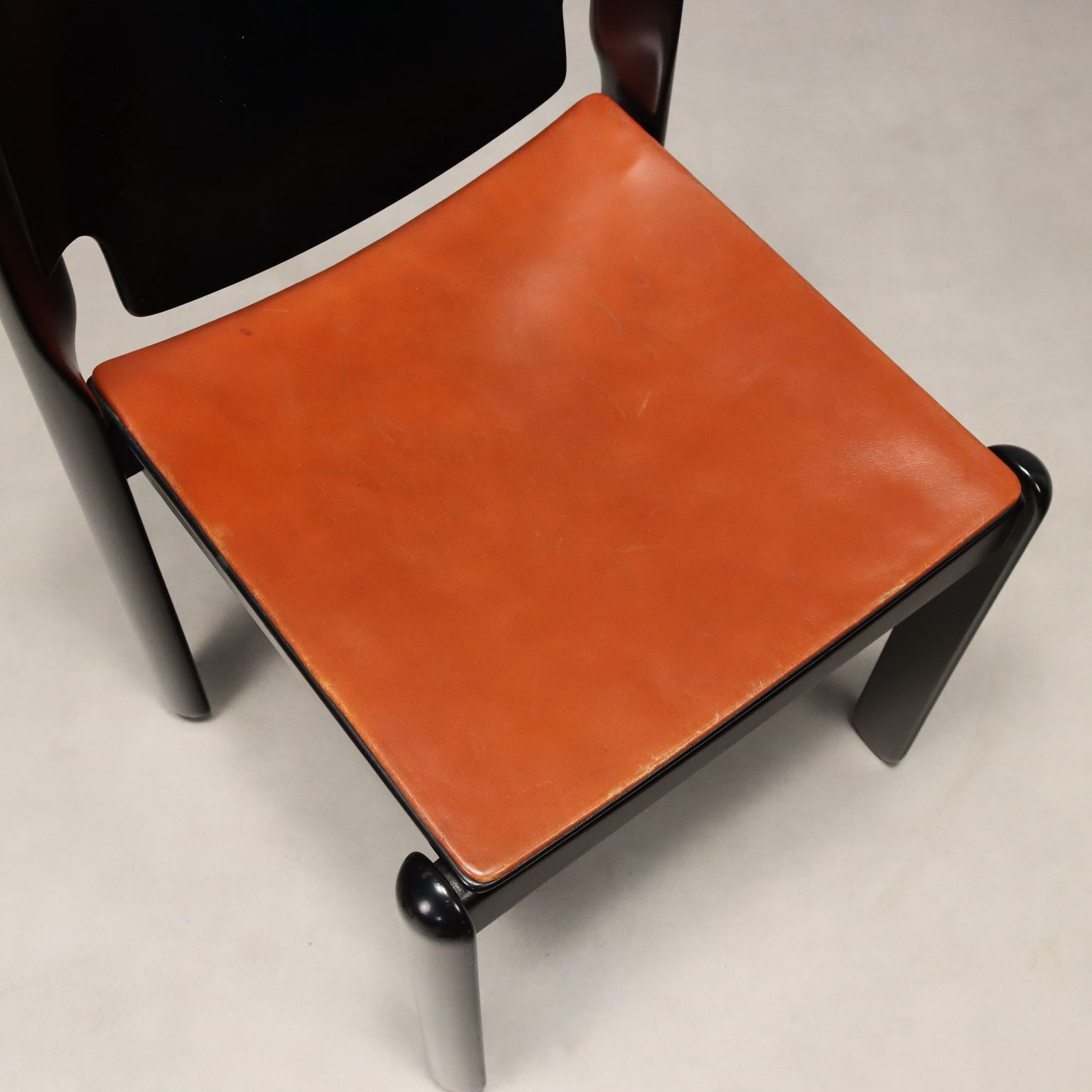 photo furniture Cassina 122 Chairs Vintage Design Vico Magistretti Italy 1960s 1970s