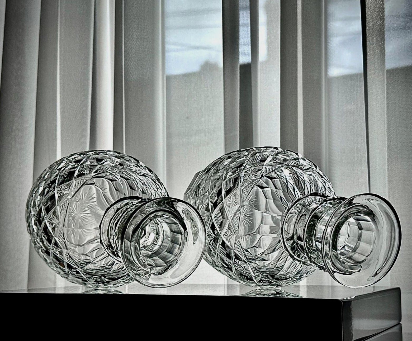 photo vinterior Pair Of Victorian Cut Glass Decanters With Diamond & Hobnail Cutting, England C.1880–1900