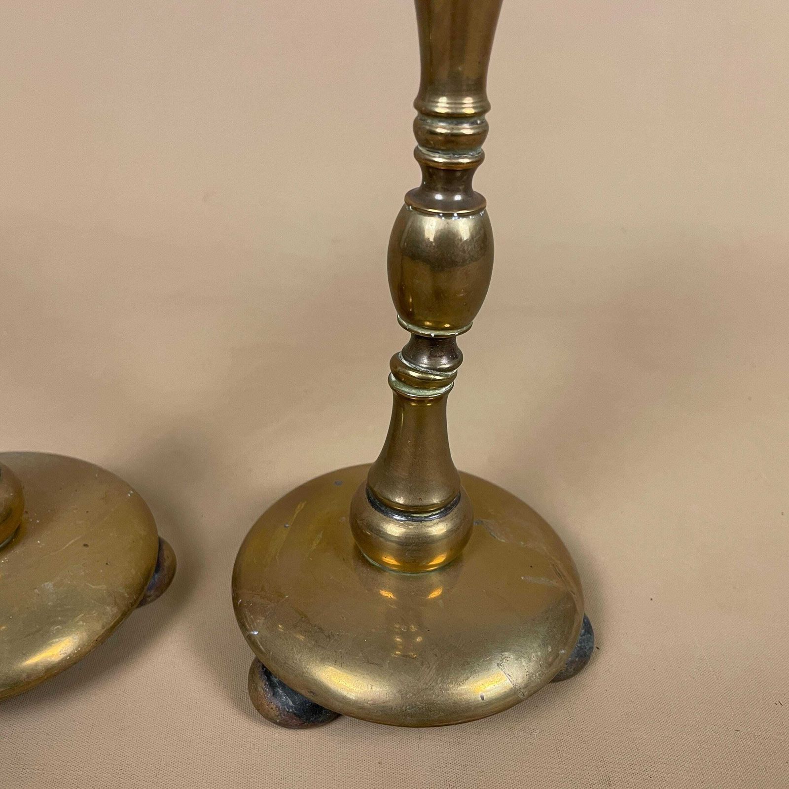 photo furniture Antique Matching Pair Of Gold Brass Metal Candlestick Candle Stick Vintage Column Taper Dinner Candlesticks Round Base 3 Ball Feet Set