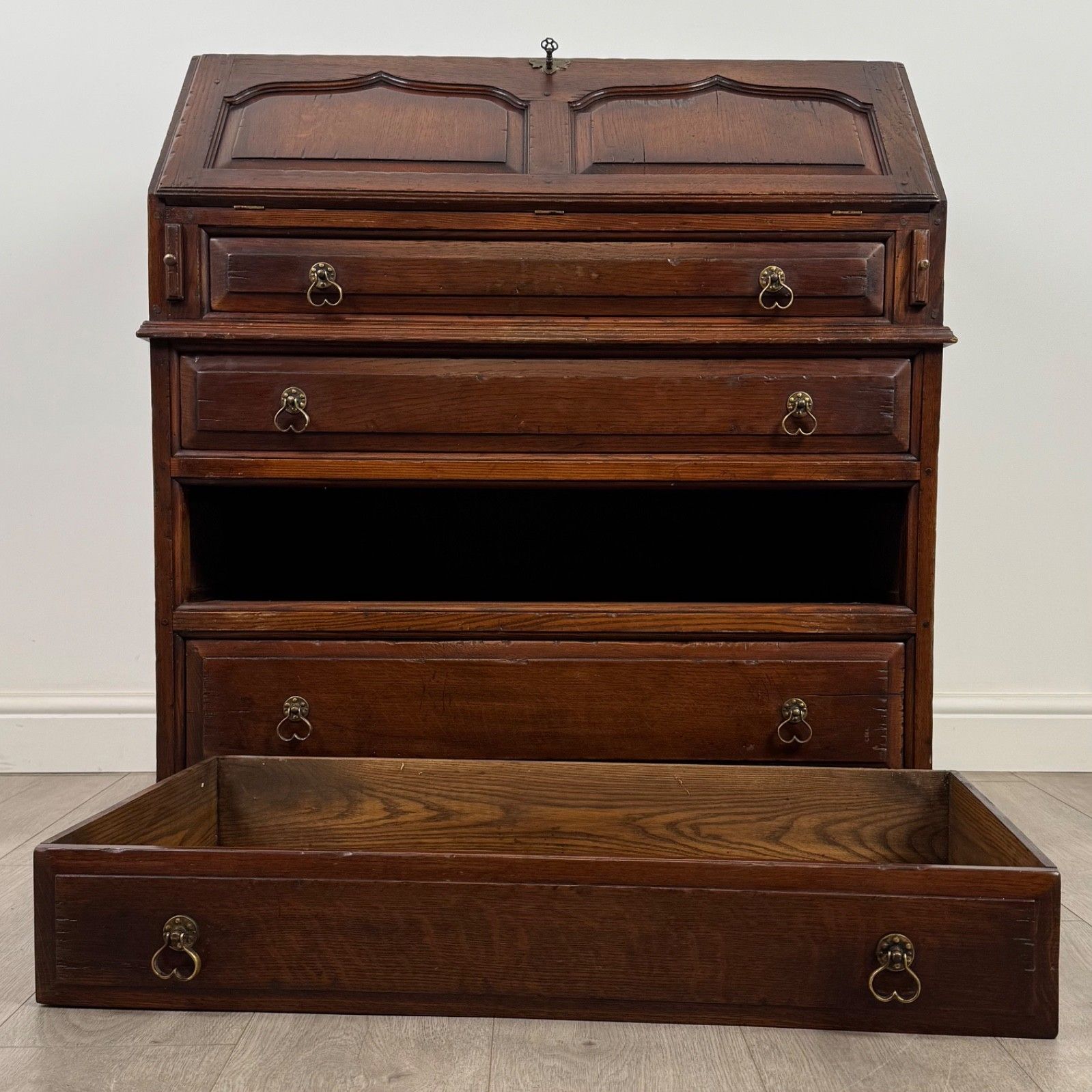585.0 Antique 20th Century Fine Quality Bureau In Oak photo