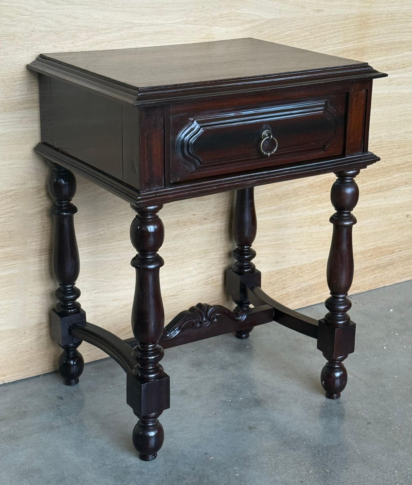 Paire de tables de chevet espagnoles en noyer sculpté, pieds salomoniques et tiroir photo 2388.0