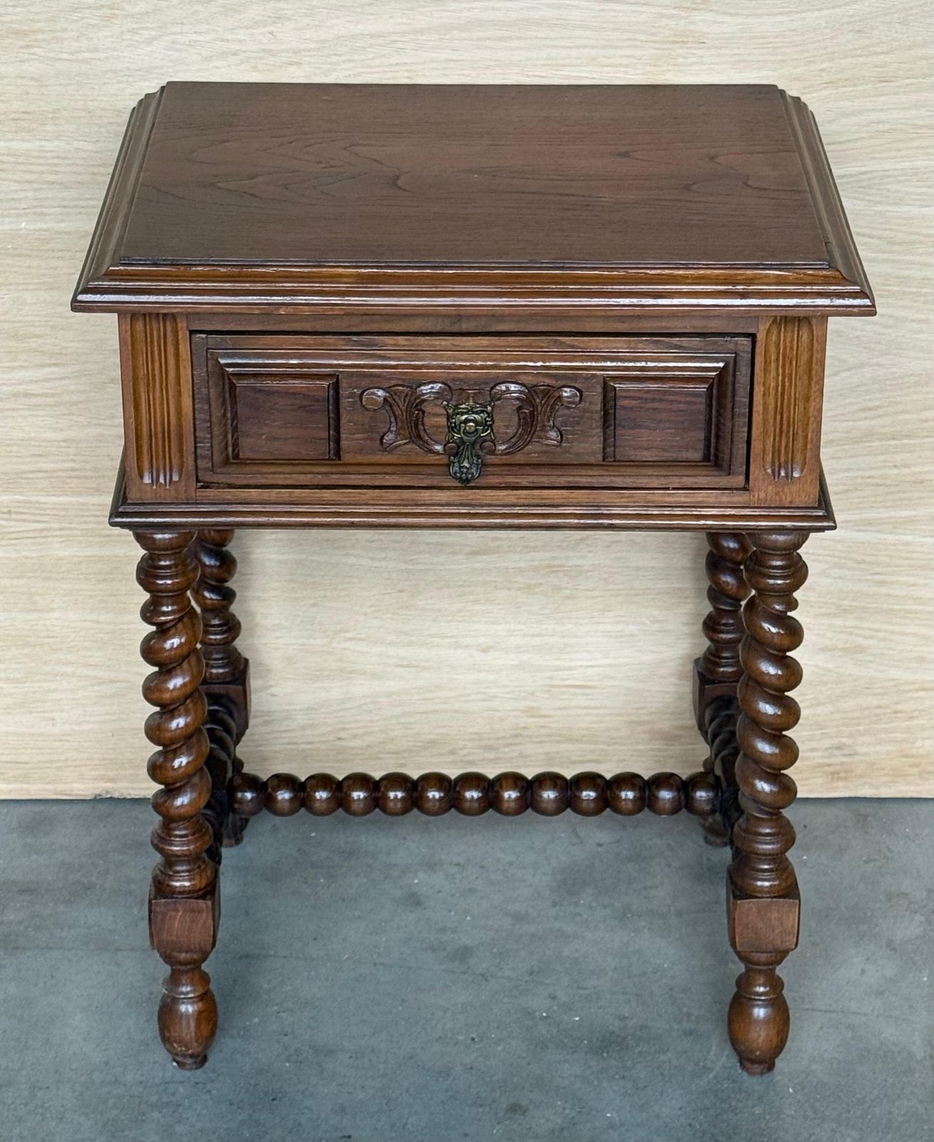 Paire de tables de chevet espagnoles en noyer clair sculpté, pieds salomoniques et tiroir photo 2435.0