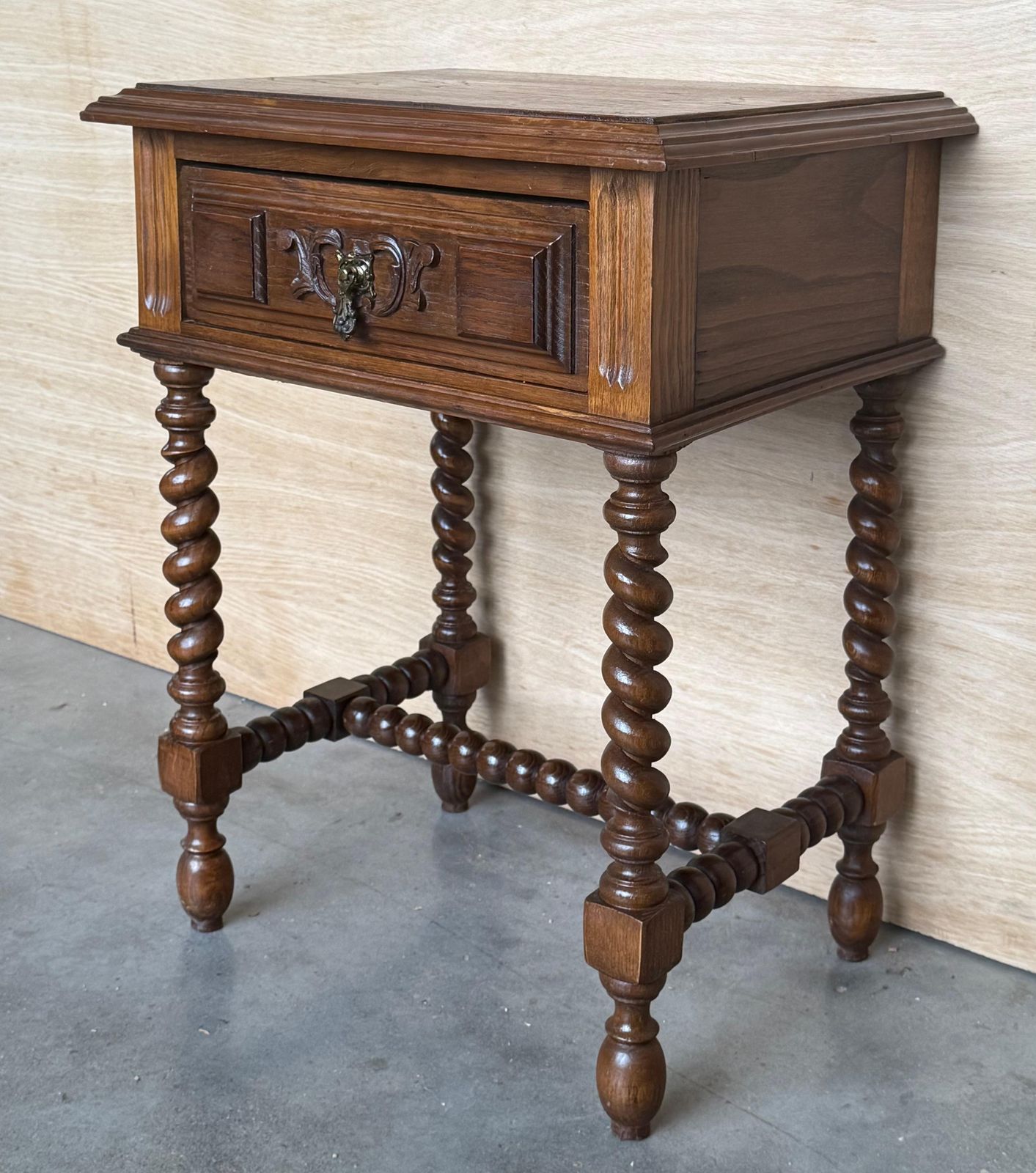 Paire de tables de chevet espagnoles en noyer clair sculpté, pieds salomoniques et tiroir photo vinterior