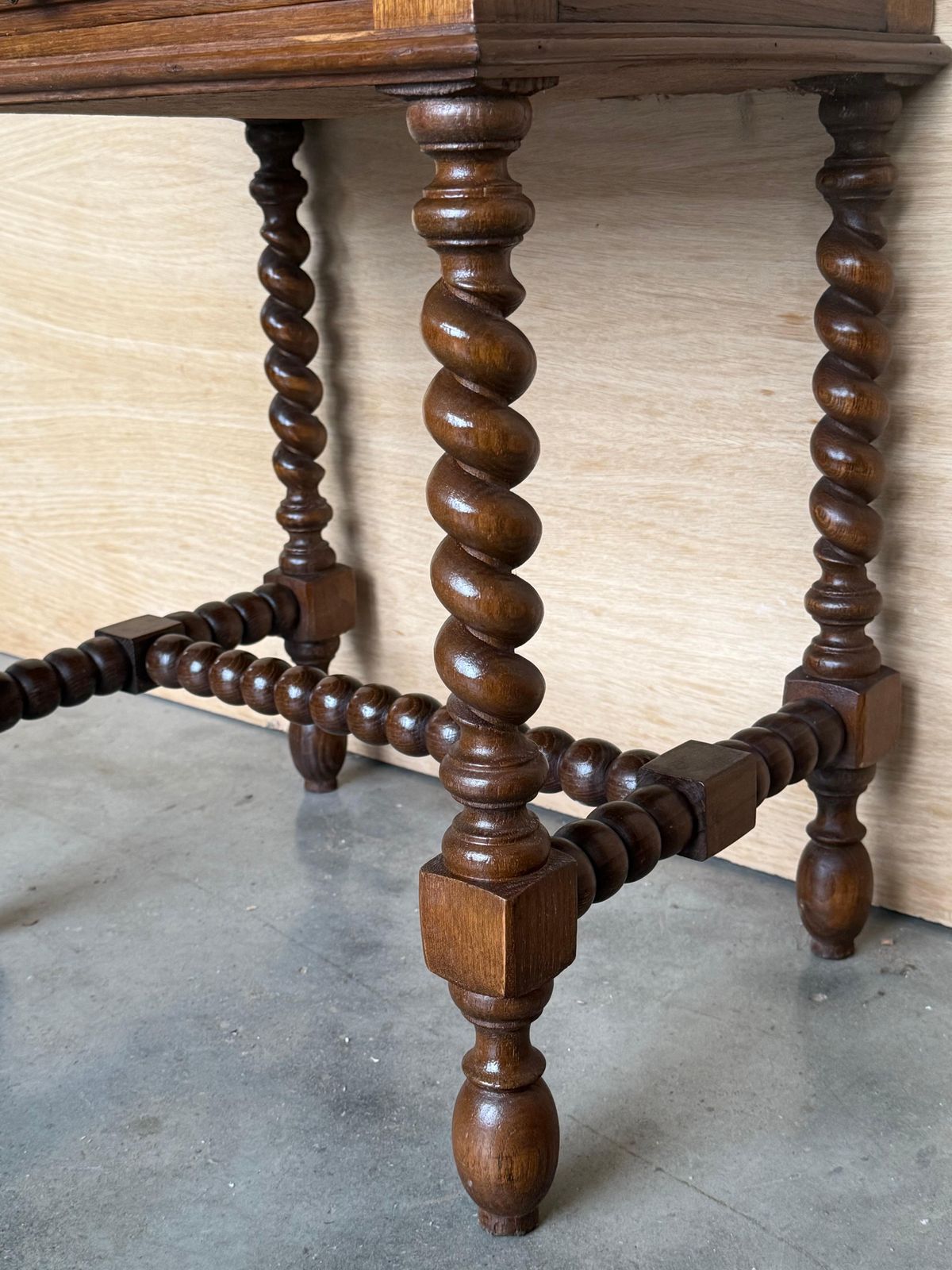 photo buy Paire de tables de chevet espagnoles en noyer clair sculpté, pieds salomoniques et tiroir
