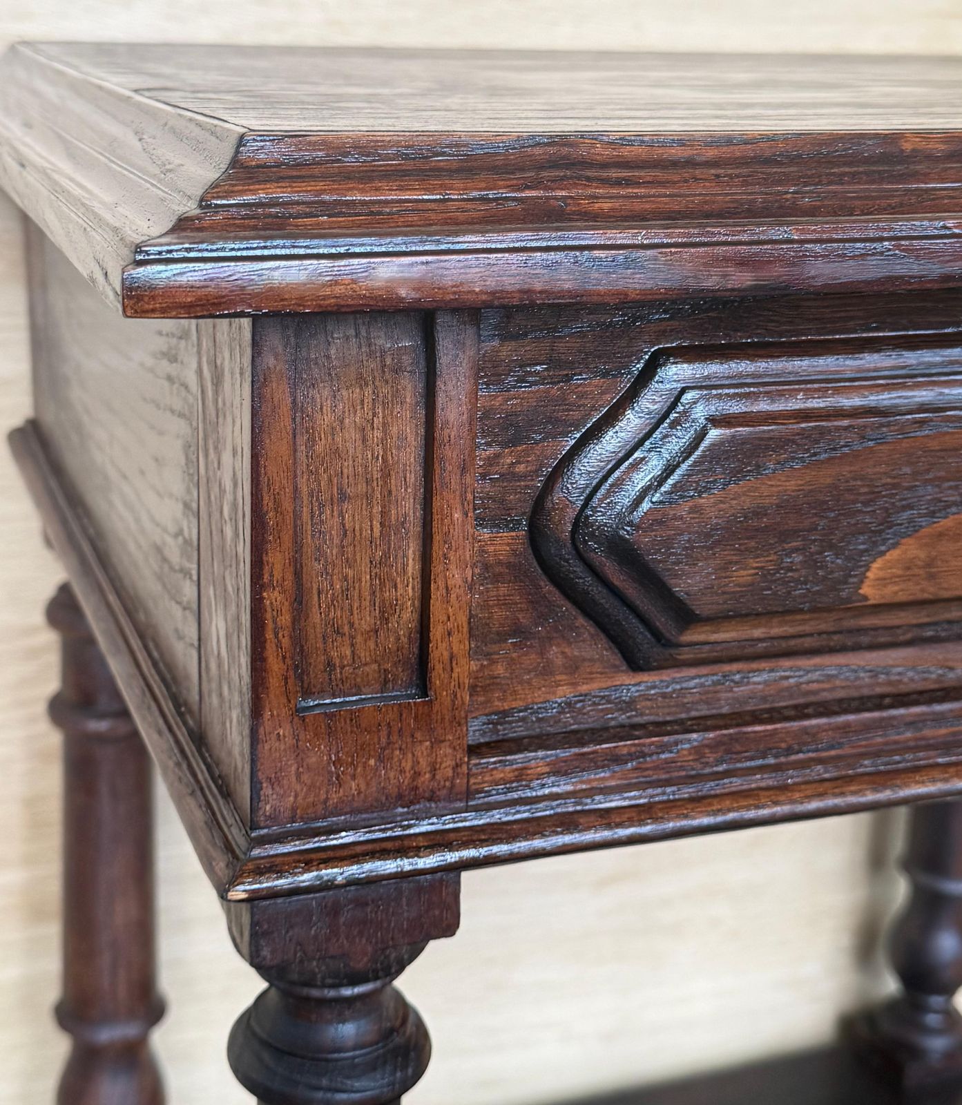 Mobilier Paire de tables de chevet espagnoles, un tiroir et tablette basse photo