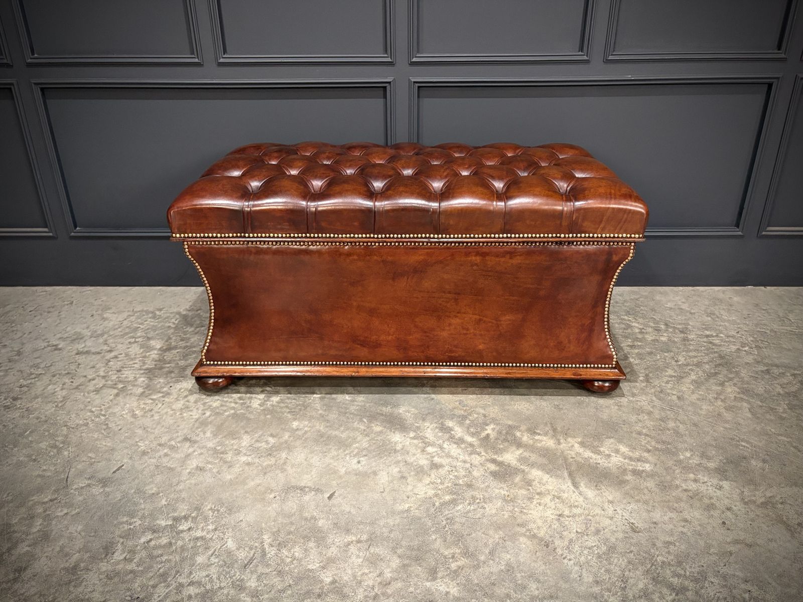 3185.0 Large Regency Leather Ottoman photo