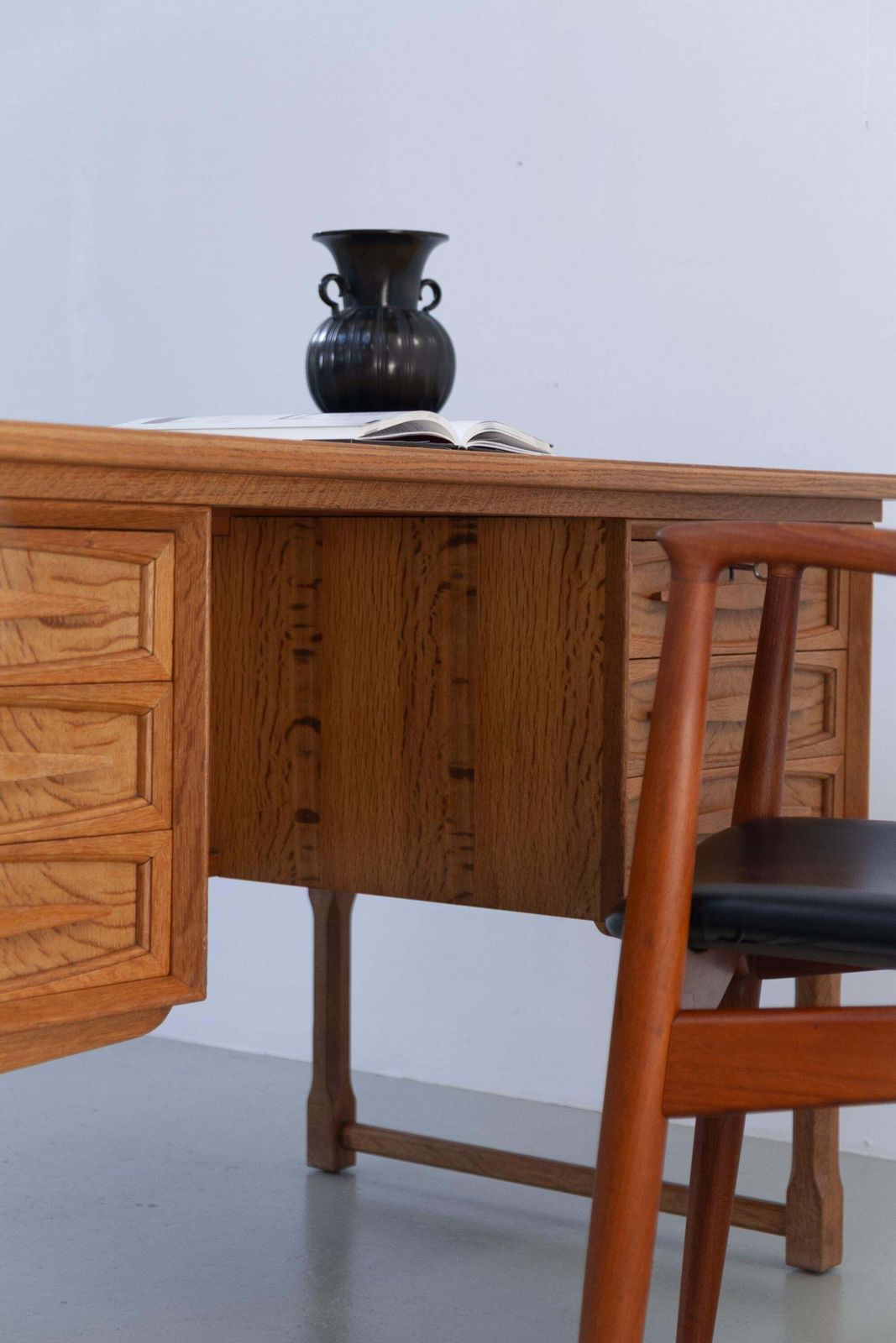 photo vintage Mid Century Danish Freestanding Oak Desk Attributed To Henning Kjærnulf, 1960s.