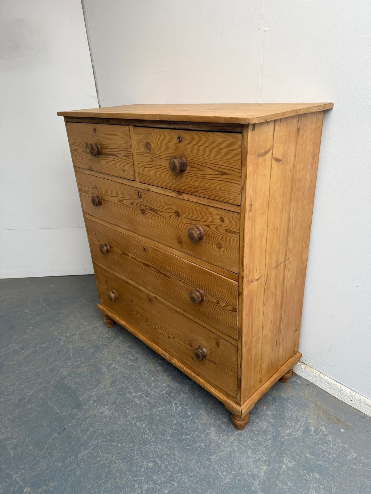 A Superb Tall & Narrow Waxed Georgian Pine 5 Drawer Chest Of Drawers