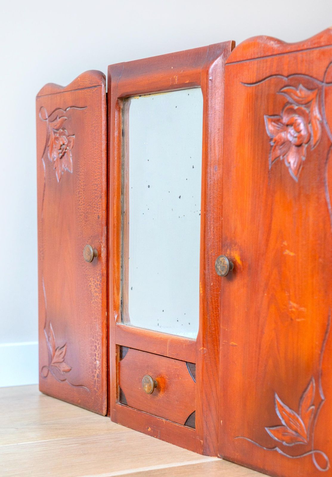 Antiek Frans Medicijnkastje Met Spiegel – Grote Art Nouveau Hangkast Met Bloemenmotieven photo furniture