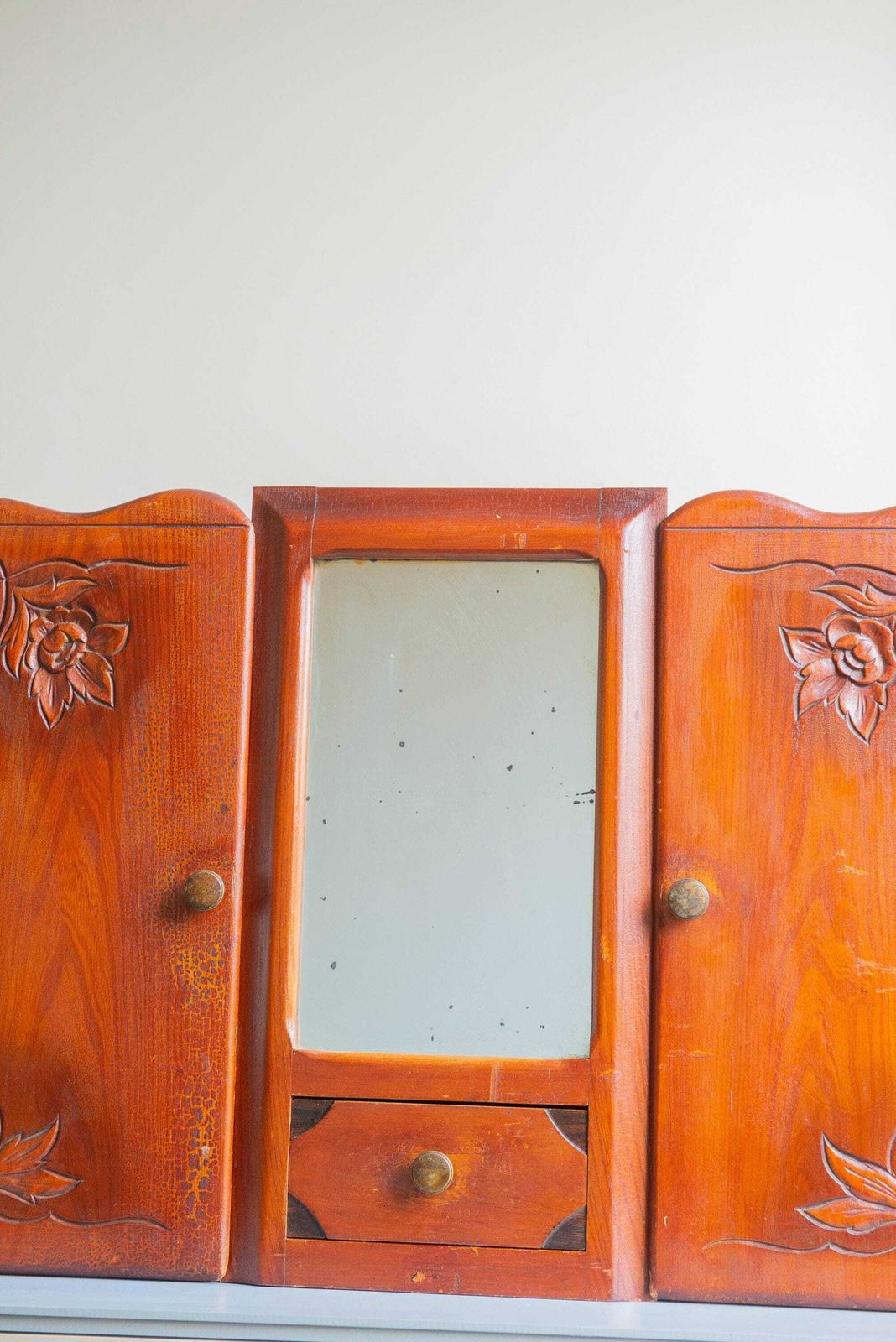 Armoire à pharmacie d'époque, Art Nouveau, miroir et motifs floraux, grande taille, murale photo for sale