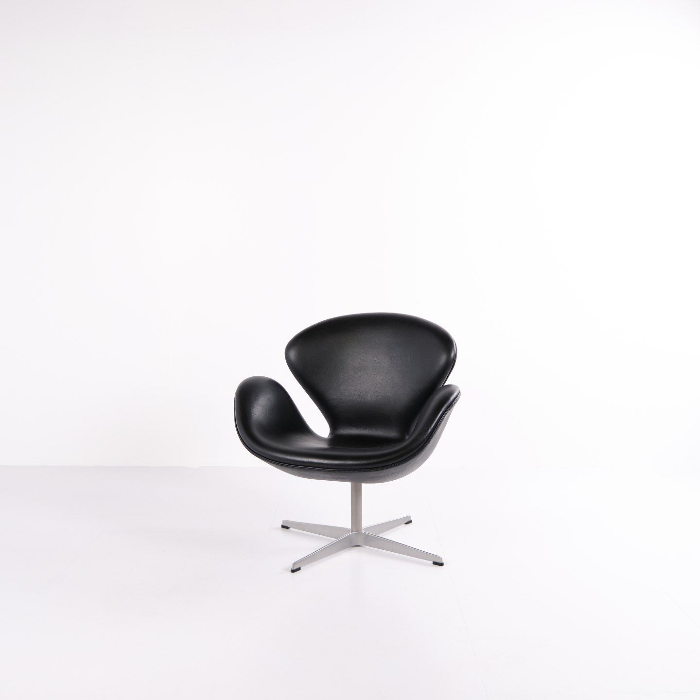 Swan Chair – Arne Jacobsen – Black Elegance Leather – Fritz Hansen – 2002 photo Furniture