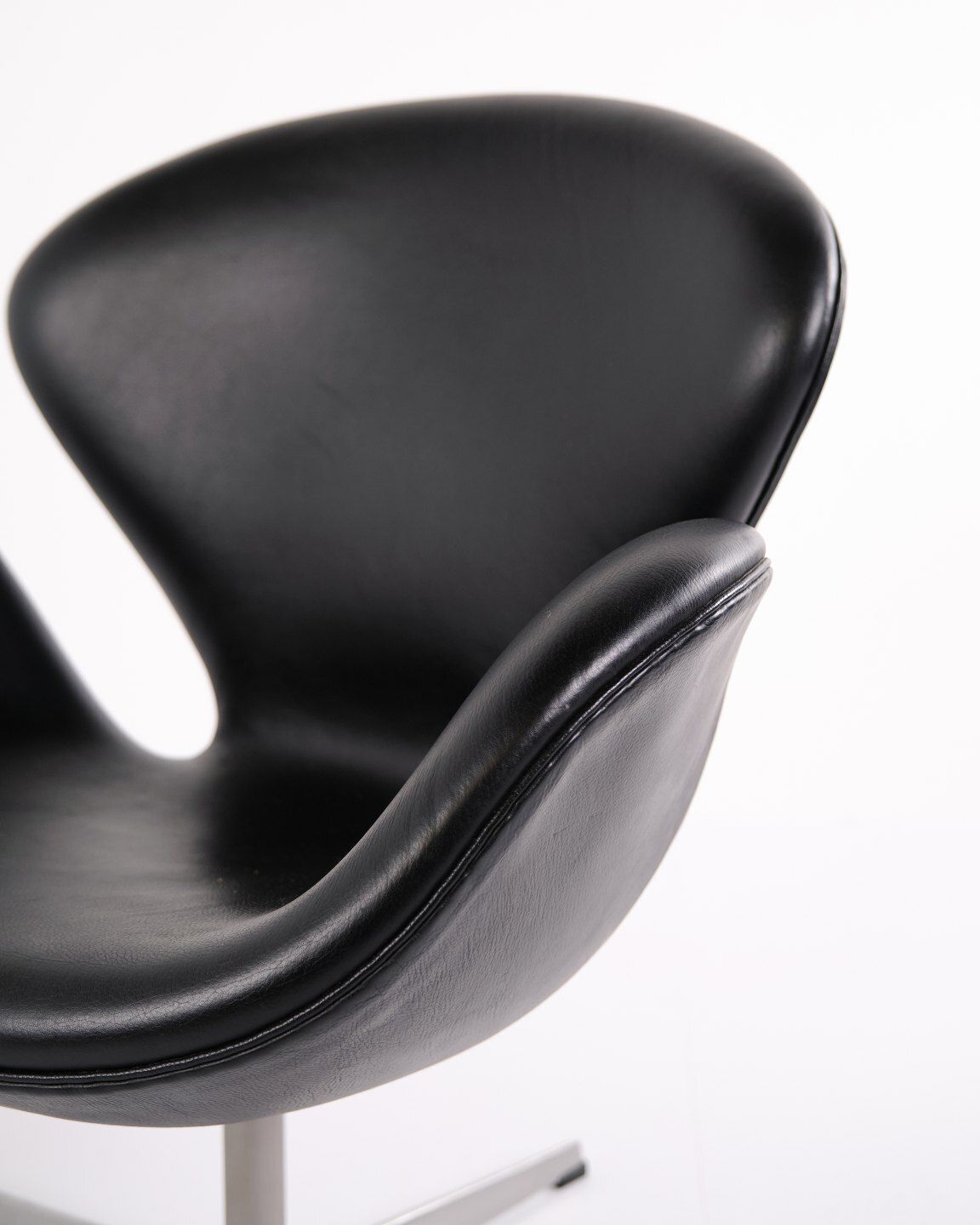 Swan Chair – Arne Jacobsen – Black Elegance Leather – Fritz Hansen – 2002 photo 4295.0