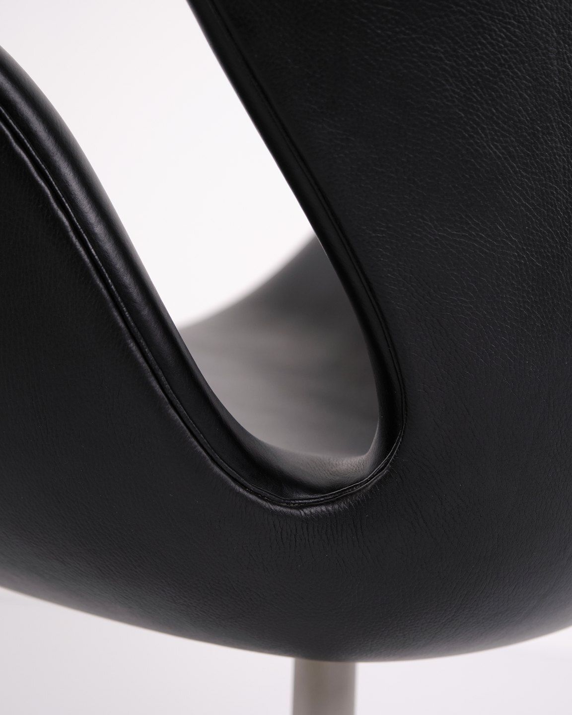 Swan Chair – Arne Jacobsen – Black Elegance Leather – Fritz Hansen – 2002 photo vintage