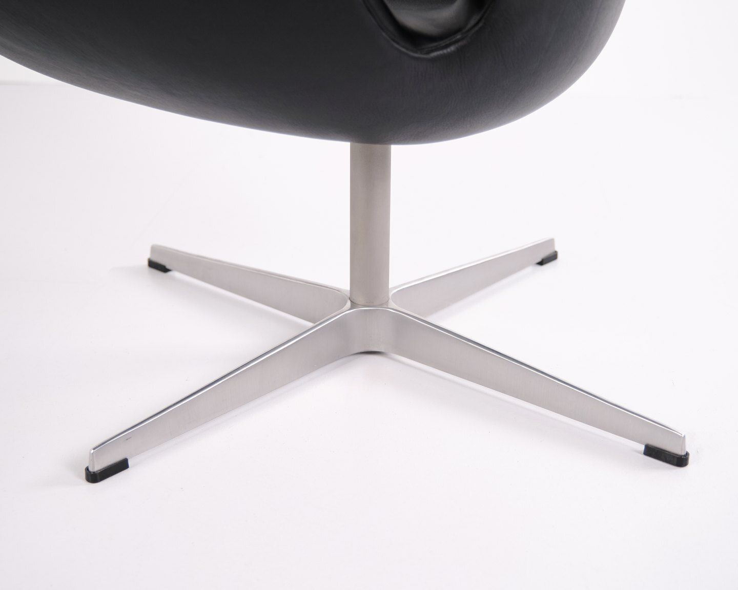 photo furniture Swan Chair – Arne Jacobsen – Black Elegance Leather – Fritz Hansen – 2002
