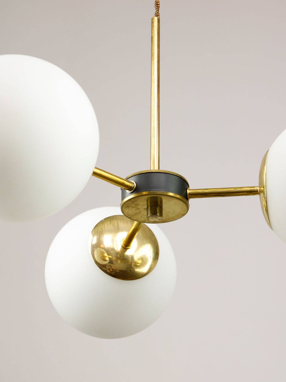 photo vinterior Mid Century Modern Italian Chandelier In Brass And Opaline Glass, 1960s