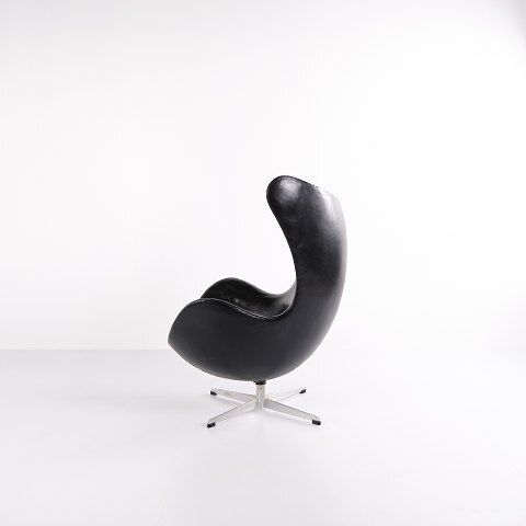 The Egg   Arne Jacobsen   Black Original Leather   Fritz Hansen   1950s   Older Model photo for sale