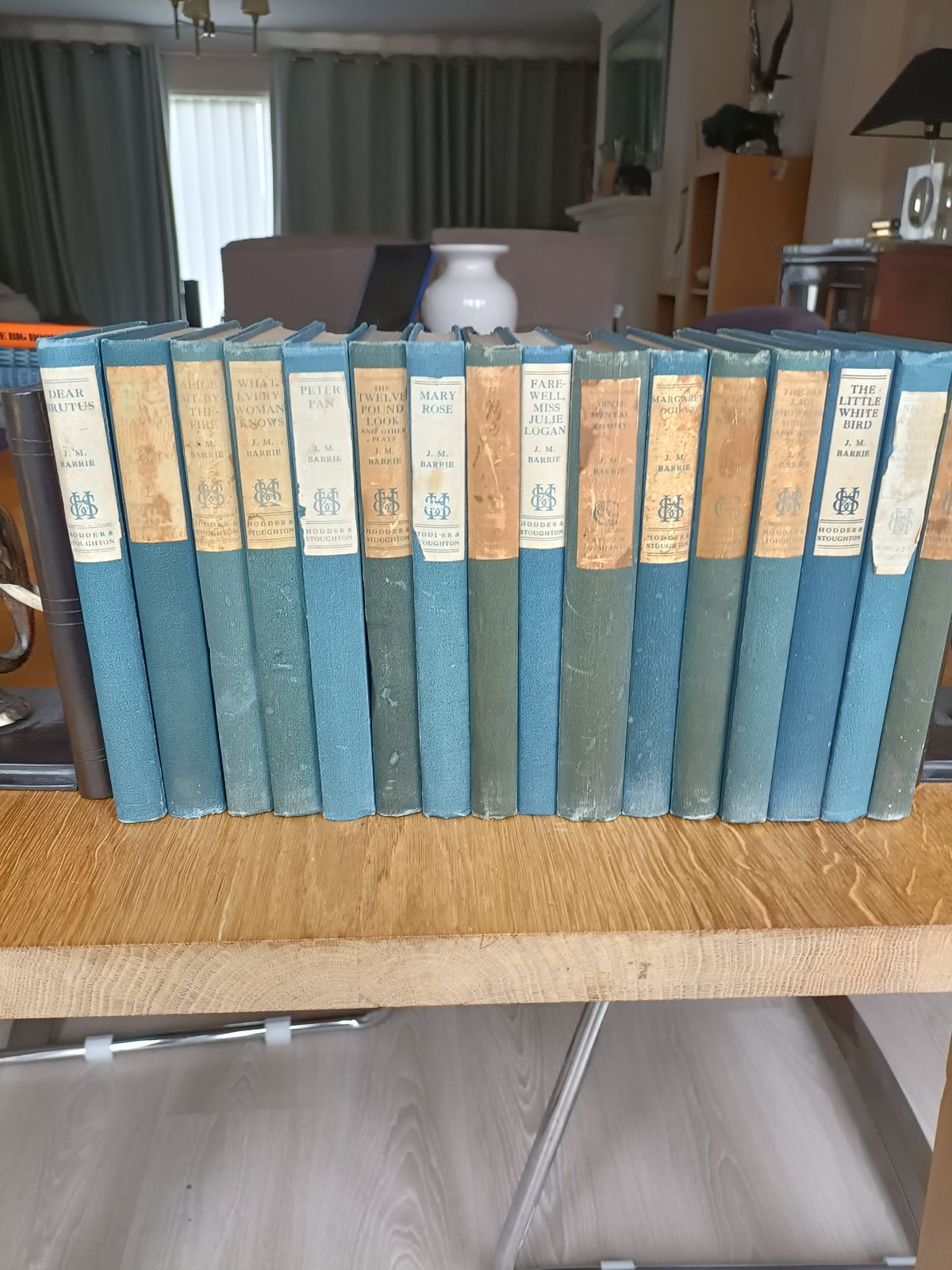 photo vinterior 16 Plays And Works Of J.M.Barrie In Hardback.
