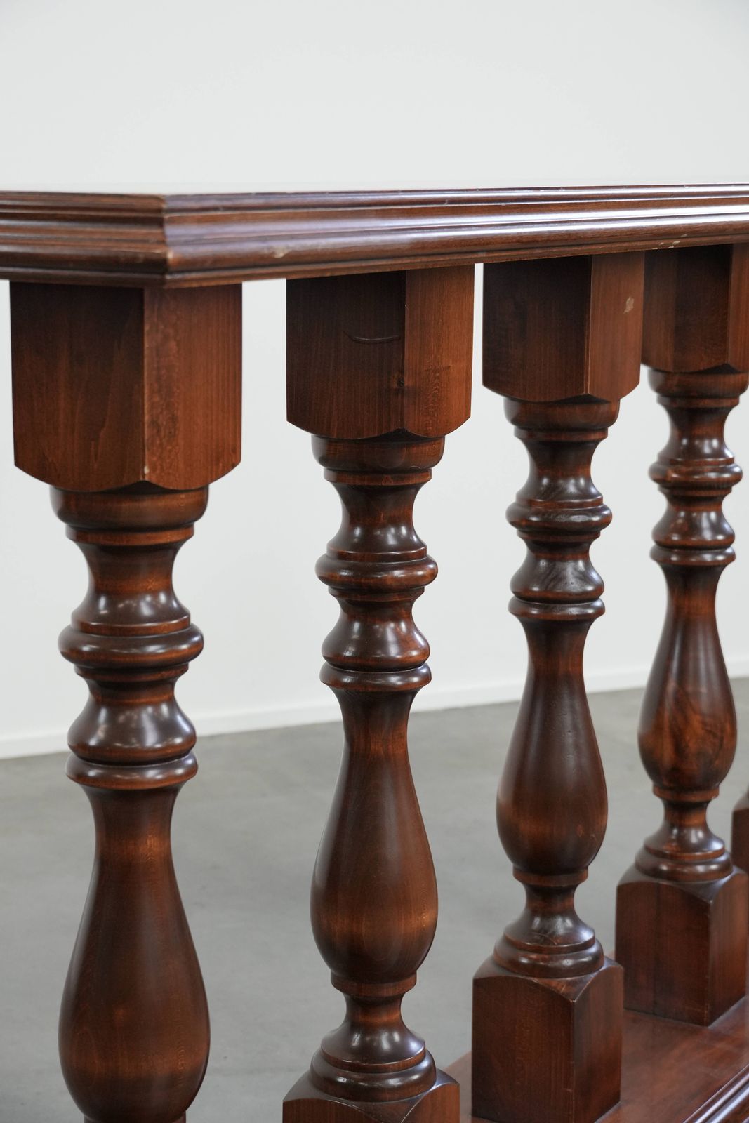 Stijlvolle En Elegante Klassieke Sidetafel/Balustrade/Halconsole Uit De 20e Eeuw photo vintage
