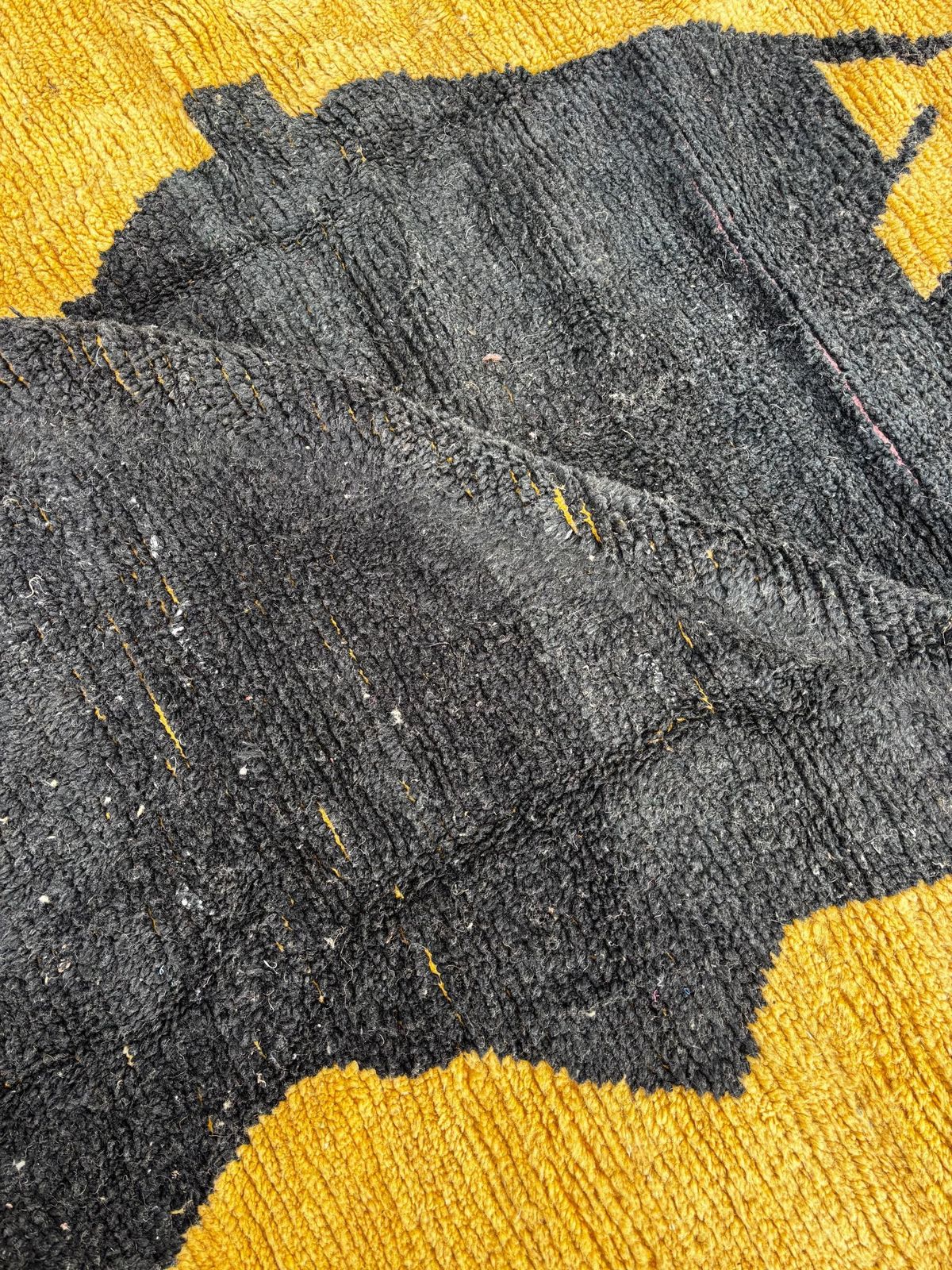photo furniture Handwoven Modern Wool Rug 165x270 Cm– Bold Silhouette Pattern In Black & Mustard – Abstract Floor Art – Contemporary Textile Décor