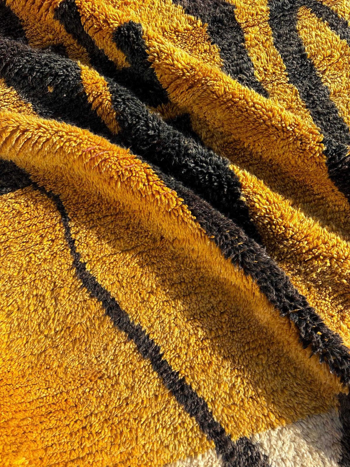 Modern Moroccan Wool Rug – 175x270 Cm Handwoven Abstract Yellow Mustard Berber Carpet – Artisan Handmade Rug – Contemporary Home Decor photo Textiles