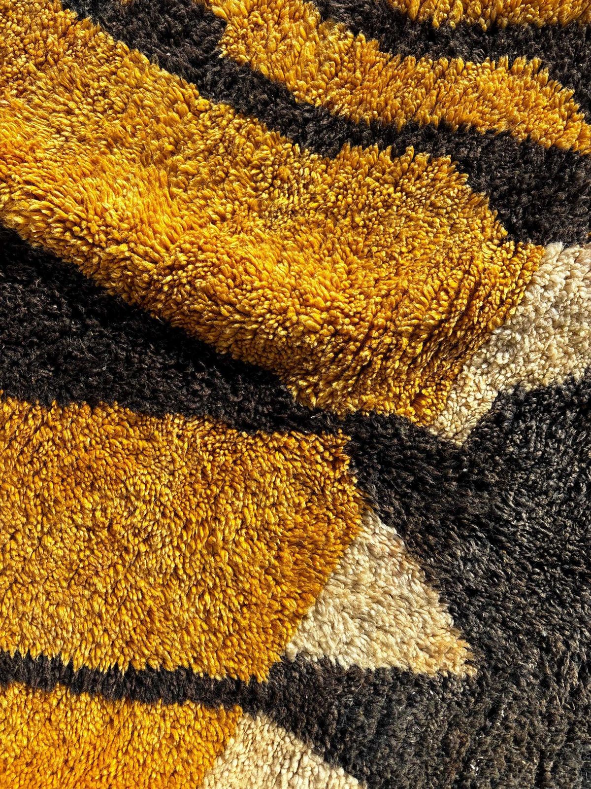 Modern Moroccan Wool Rug – 175x270 Cm Handwoven Abstract Yellow Mustard Berber Carpet – Artisan Handmade Rug – Contemporary Home Decor photo vinterior
