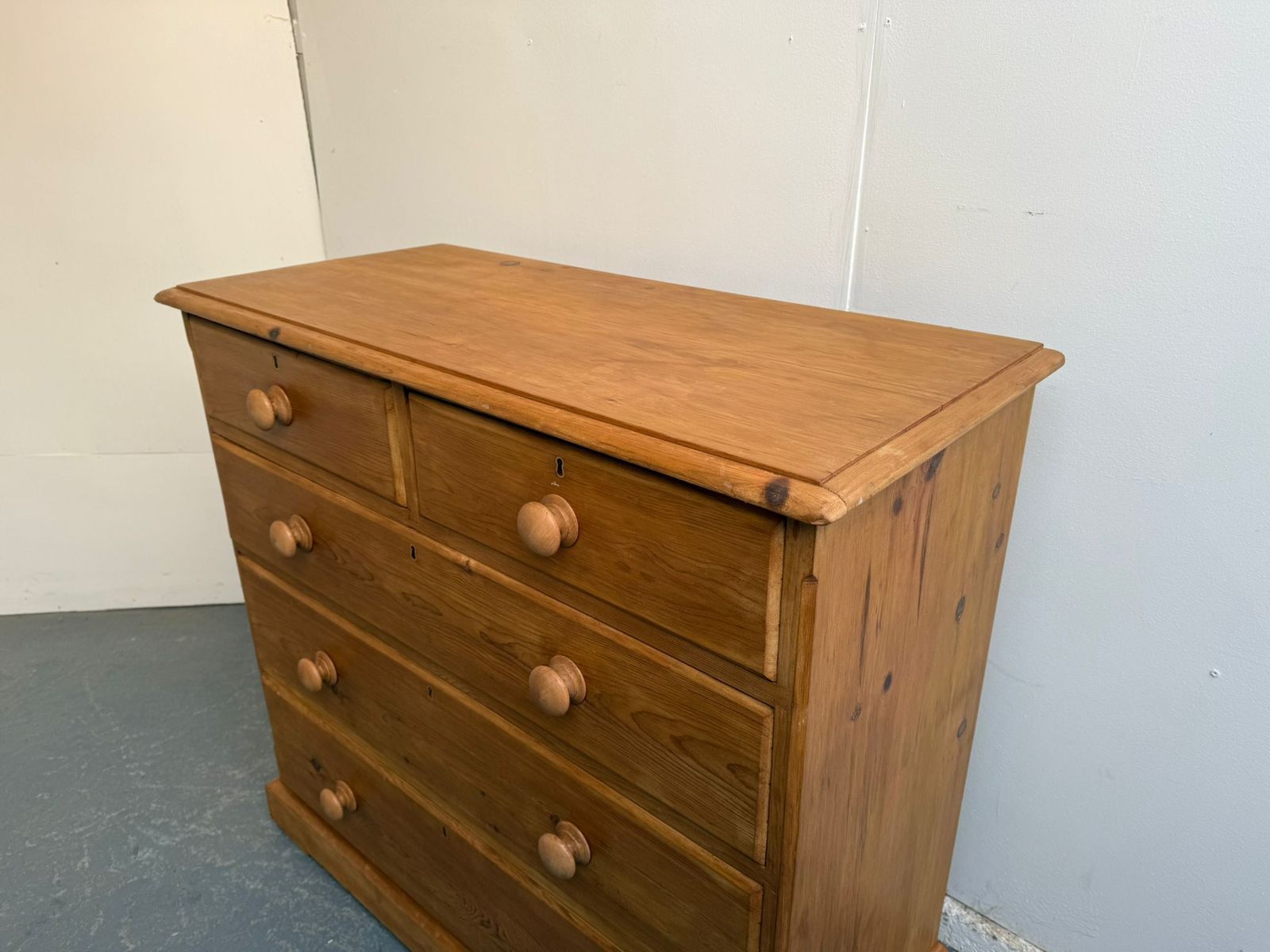A Cracking Arts & Crafts Waxed Pine 5 Drawer Chest Of Drawers photo vinterior