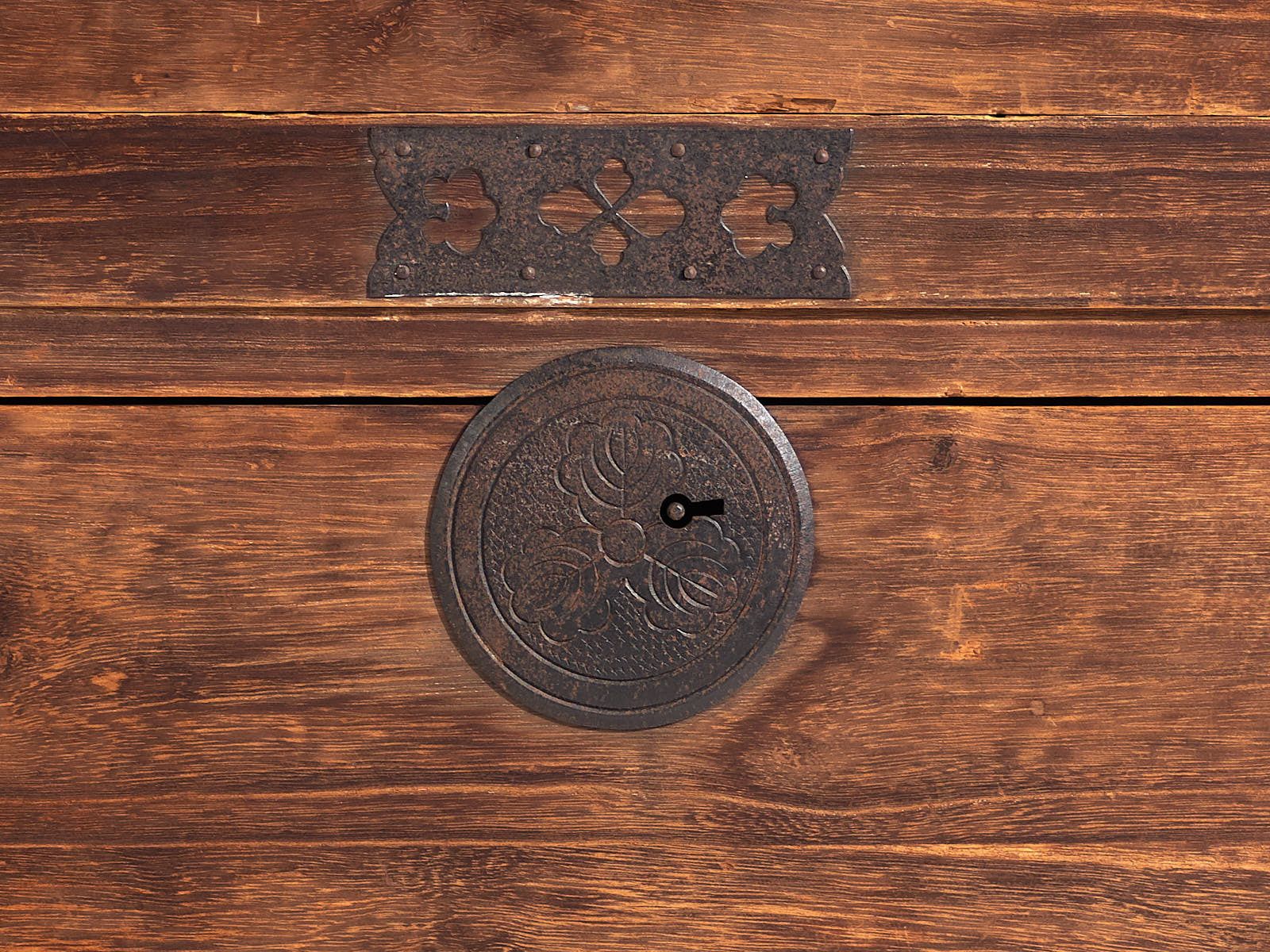 Japanese Sendai Isho Dansu (Clothing Chest), Large Size, Made Of Cedar And Iron, Meiji Taishō Period (C. 1890 1925). photo vinterior